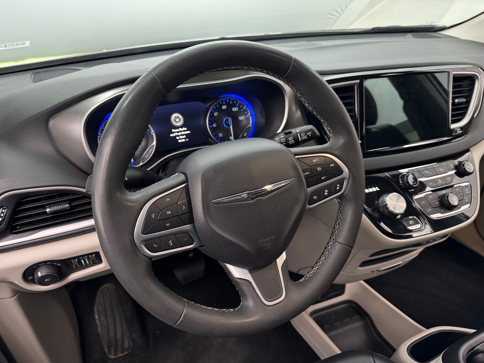 Thumbnail: 2023 Chrysler Pacifica - 4