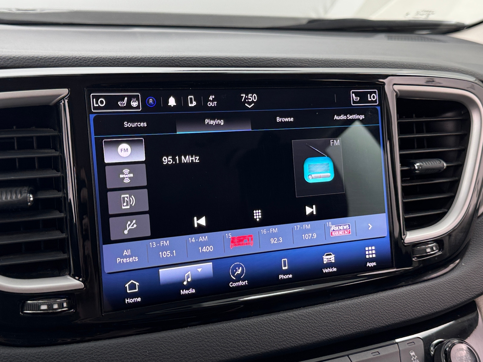 Thumbnail: 2023 Chrysler Pacifica - 3