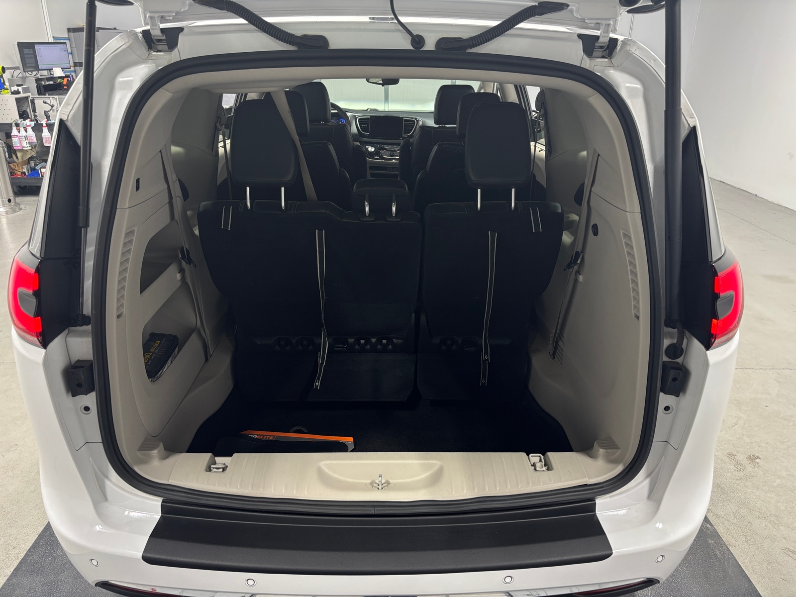 Thumbnail: 2024 Chrysler Pacifica - 6