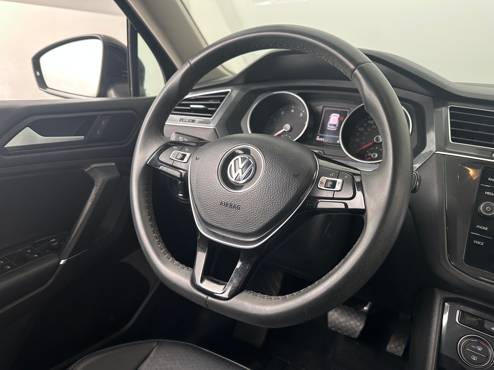 Thumbnail: 2020 Volkswagen Tiguan - 4