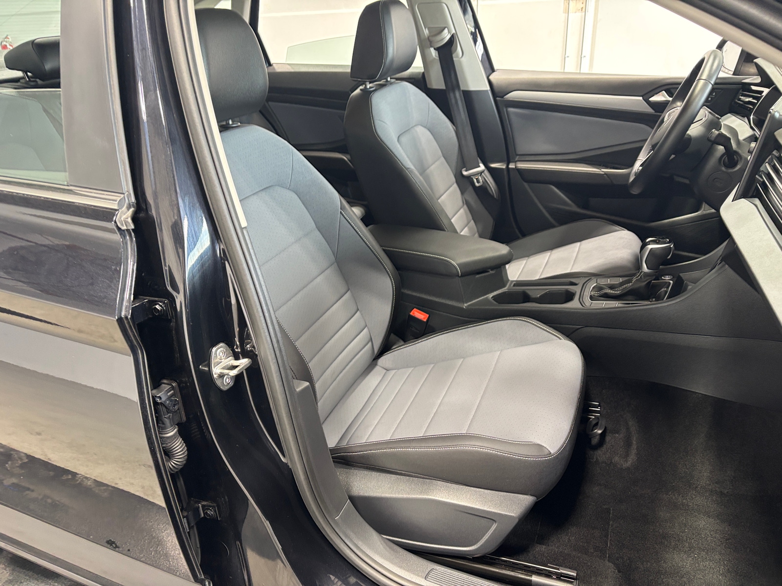 Thumbnail: 2025 Volkswagen Jetta - 2