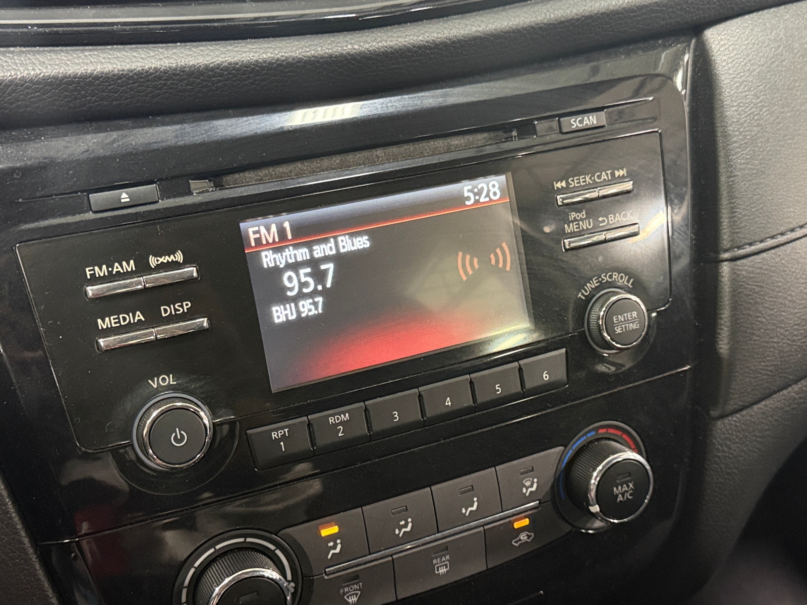 Thumbnail: 2017 Nissan Rogue - 4