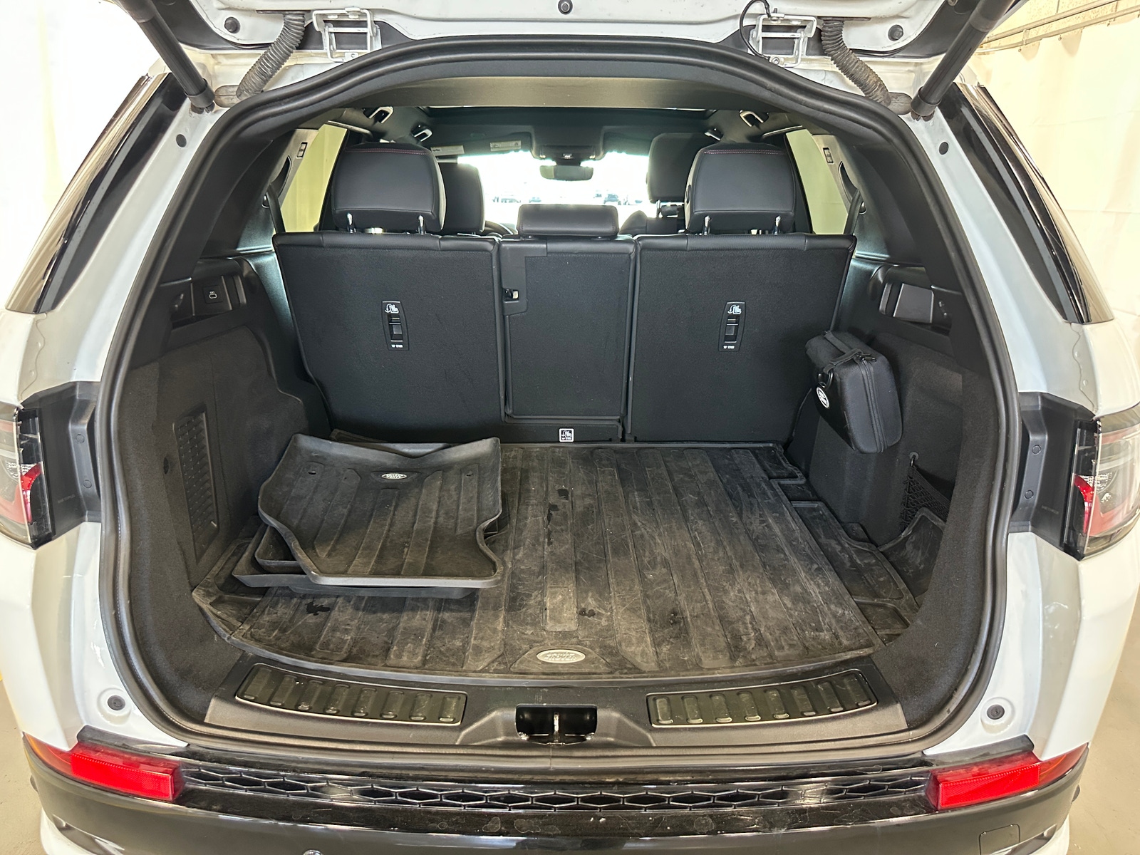 Thumbnail: 2023 Land Rover Discovery Sport - 6