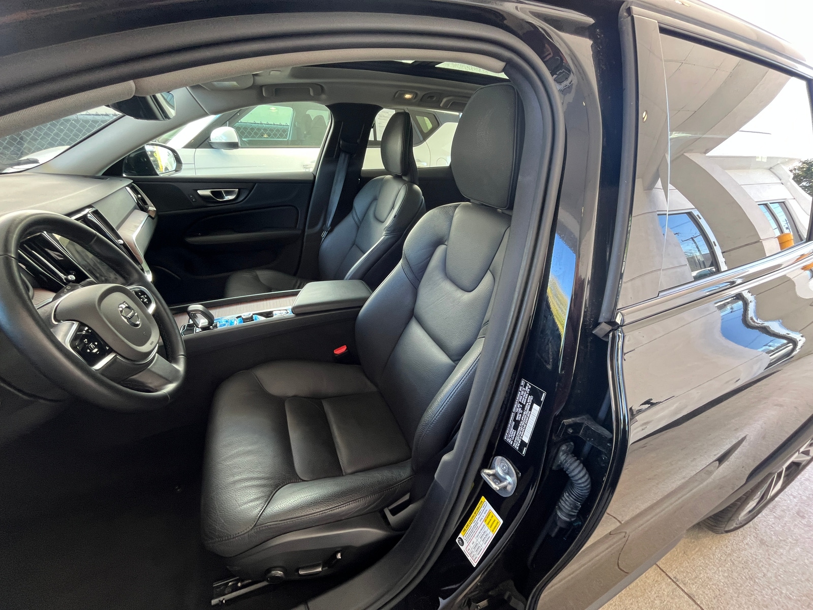 Thumbnail: 2025 Volvo V60 - 2