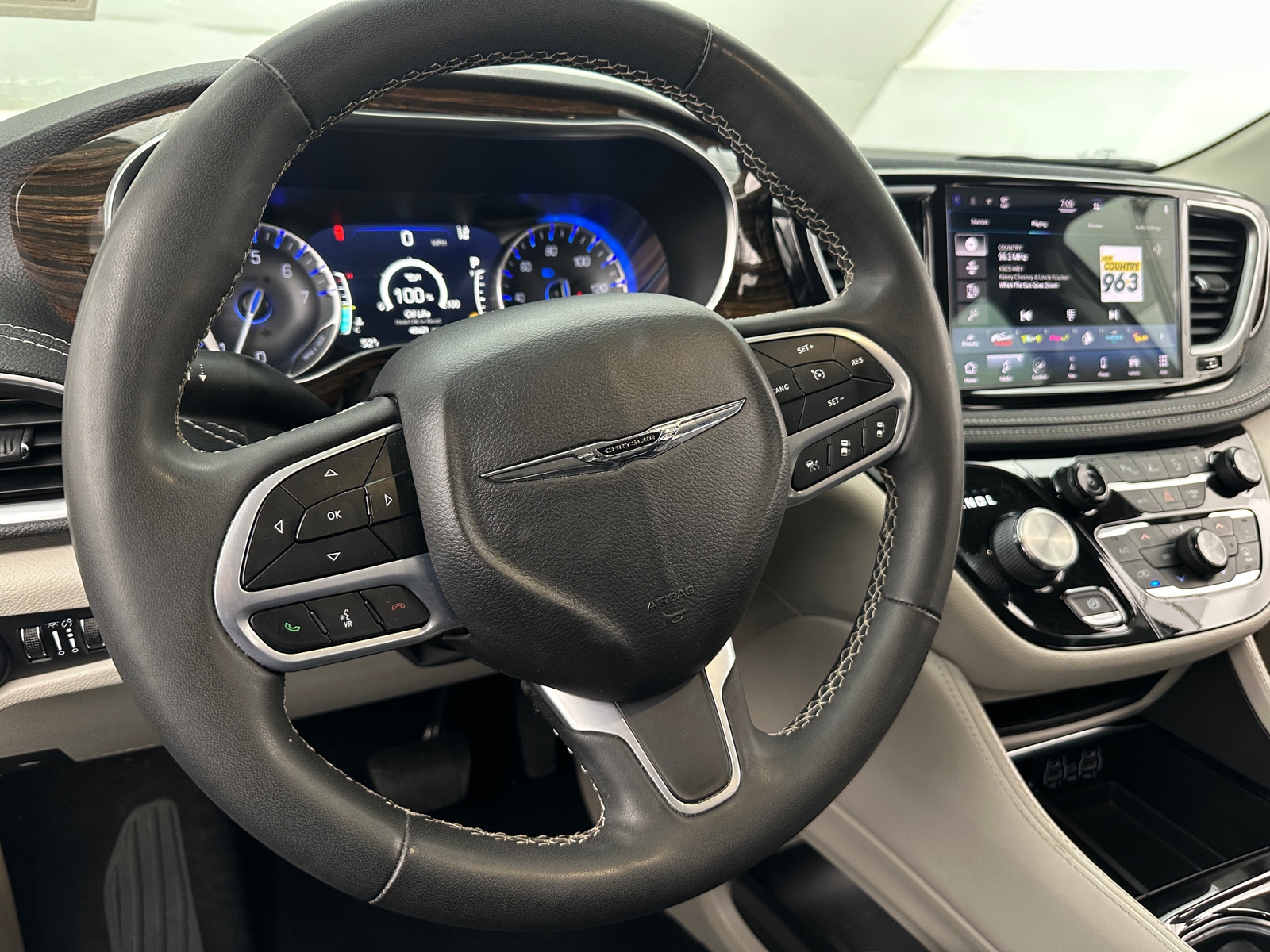 Thumbnail: 2022 Chrysler Pacifica - 4