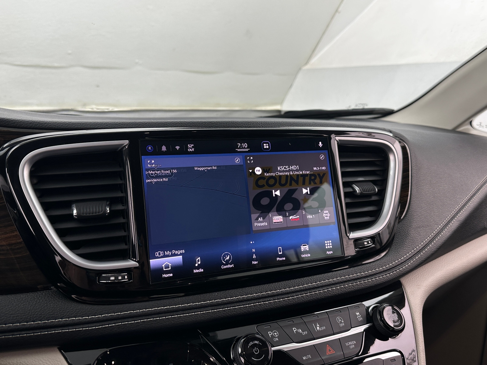 Thumbnail: 2022 Chrysler Pacifica - 3