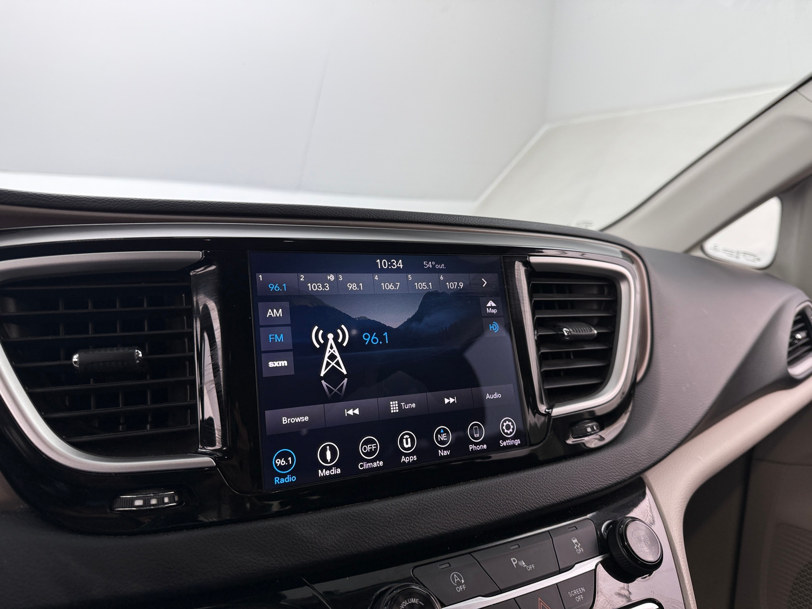 Thumbnail: 2019 Chrysler Pacifica - 4