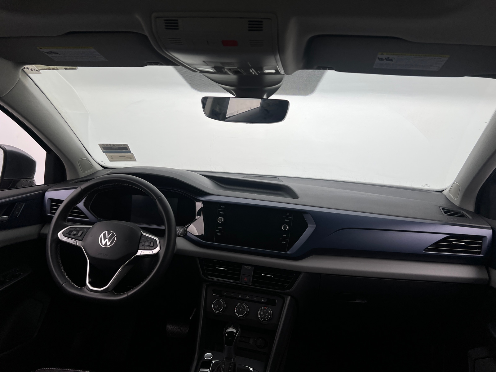 Thumbnail: 2022 Volkswagen Taos - 3