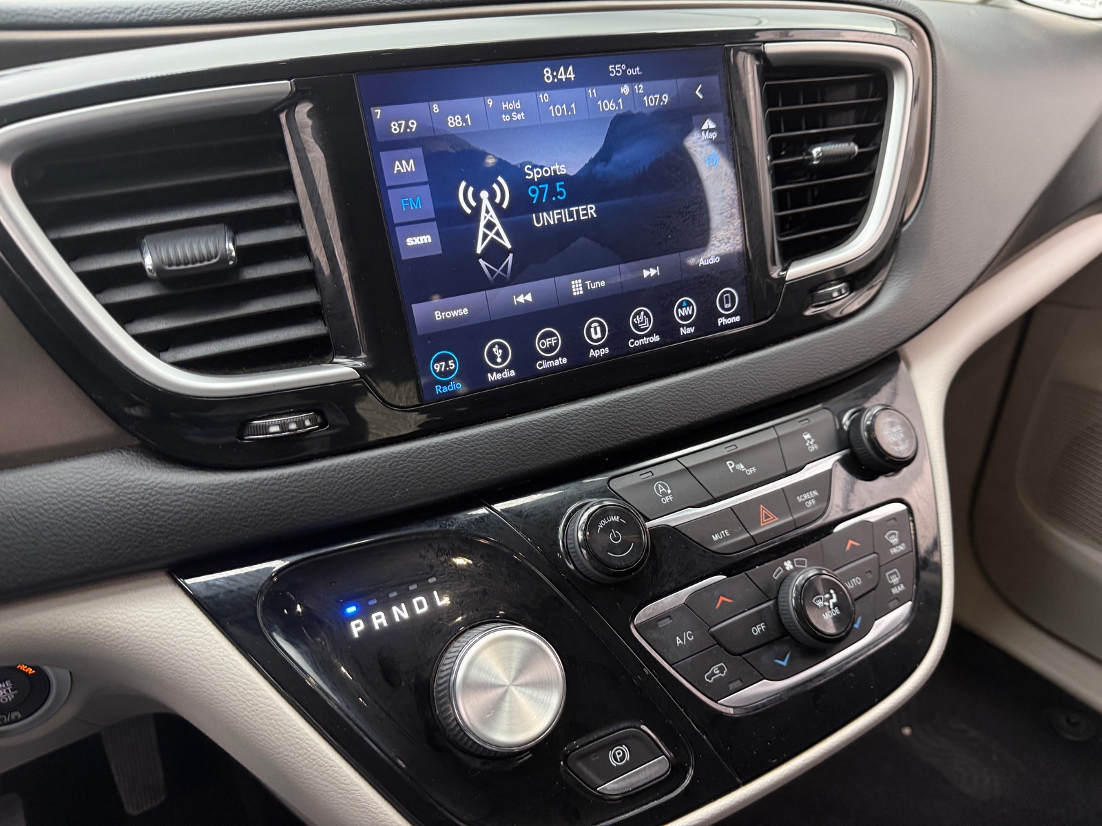 Thumbnail: 2019 Chrysler Pacifica - 4