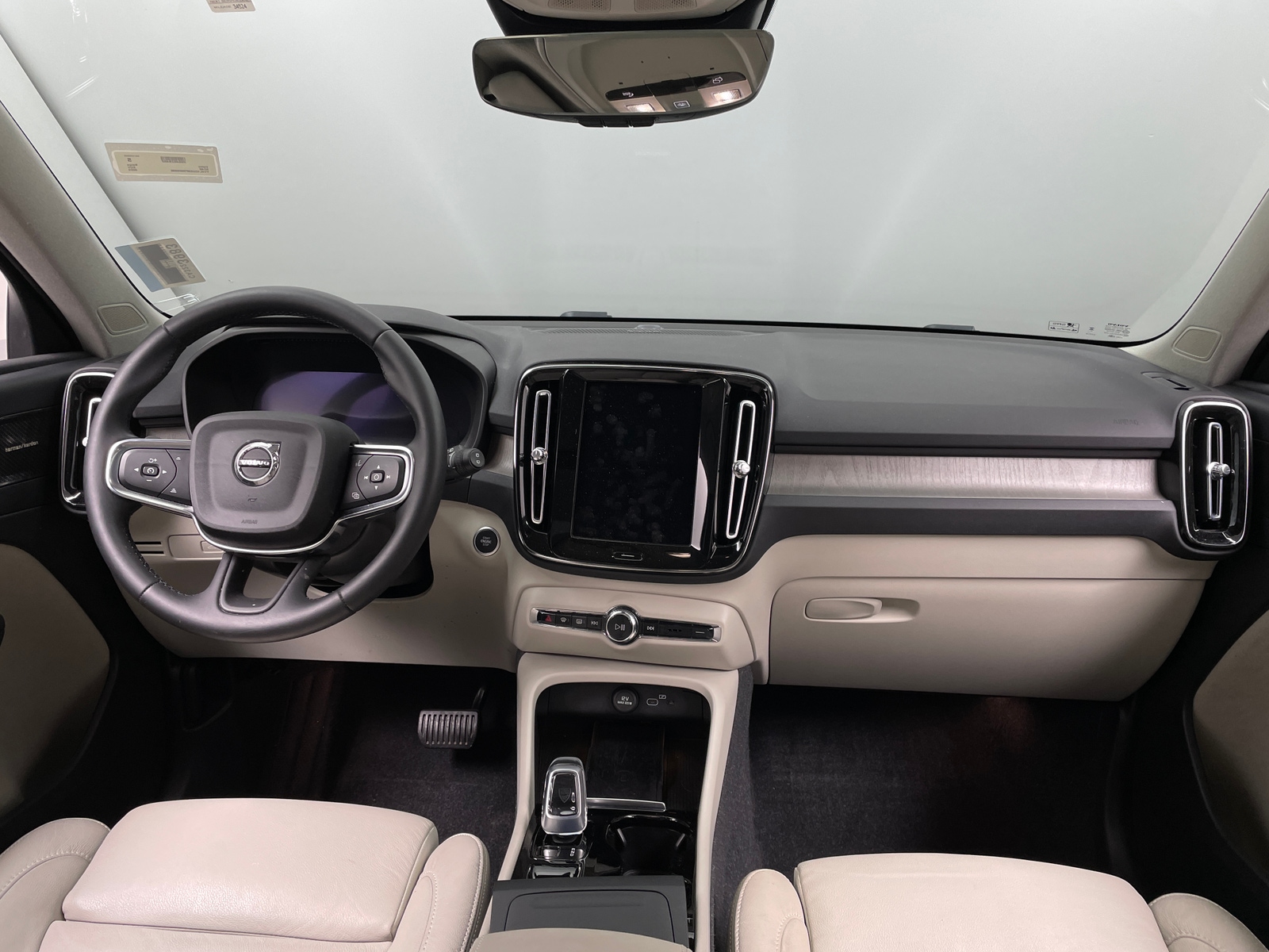 Thumbnail: 2023 Volvo XC40 - 3