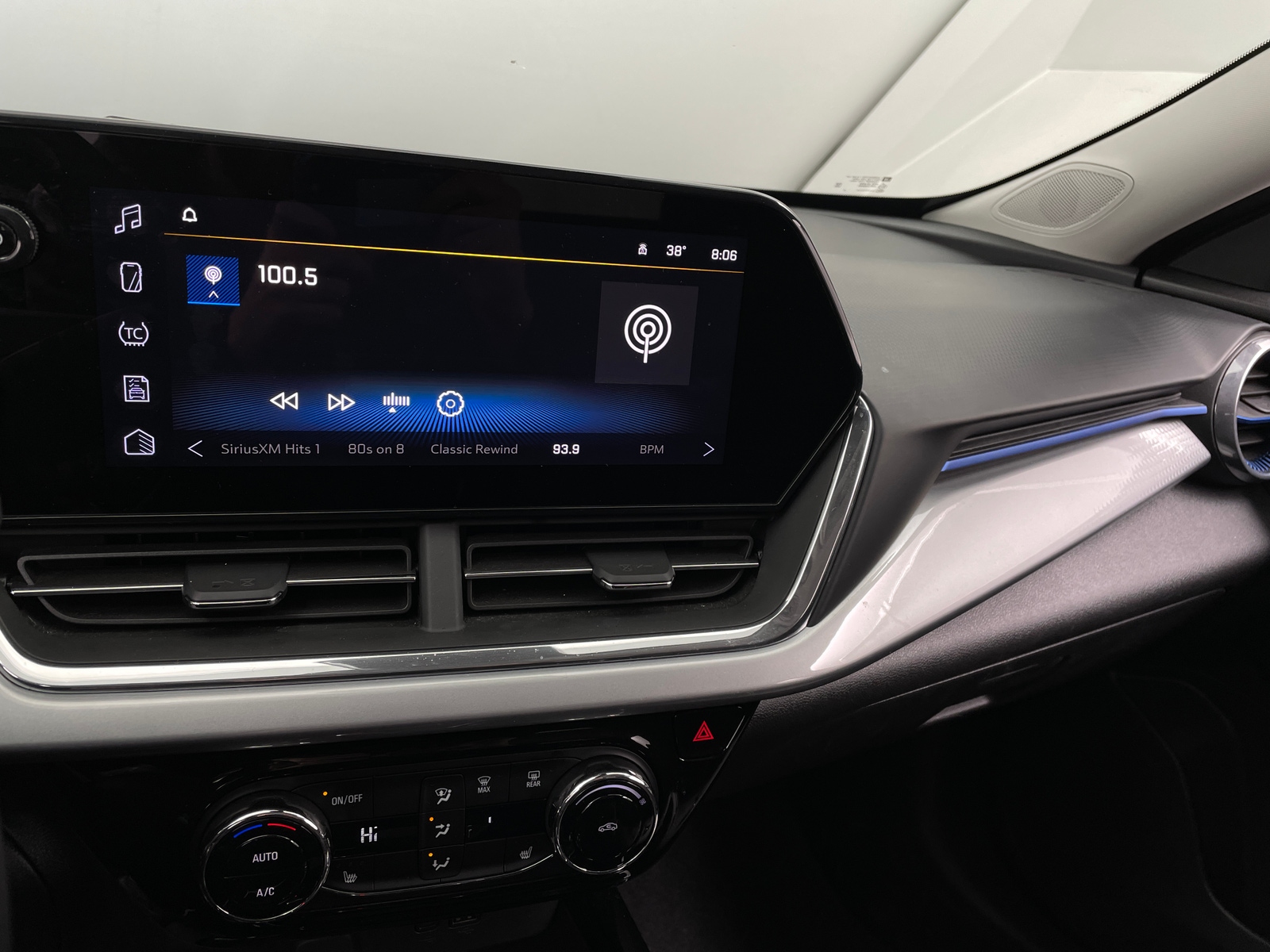 Thumbnail: 2025 Chevrolet Trax - 4