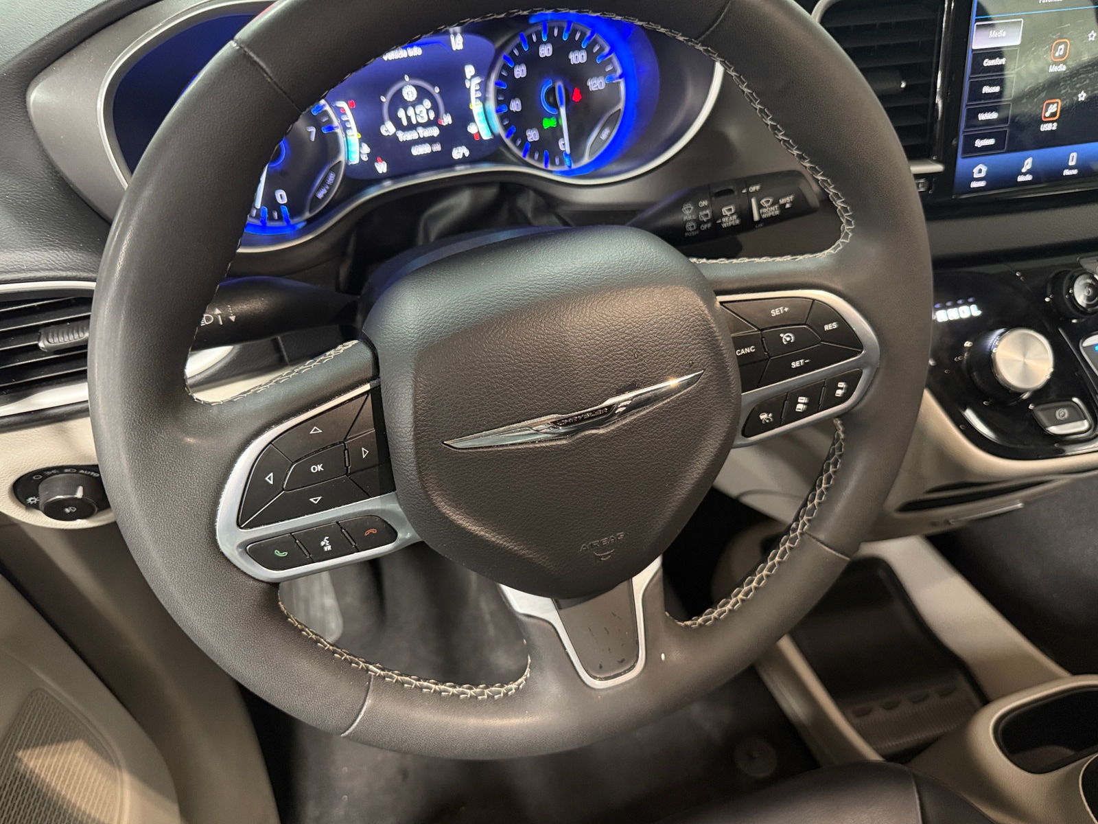 Thumbnail: 2023 Chrysler Pacifica - 4