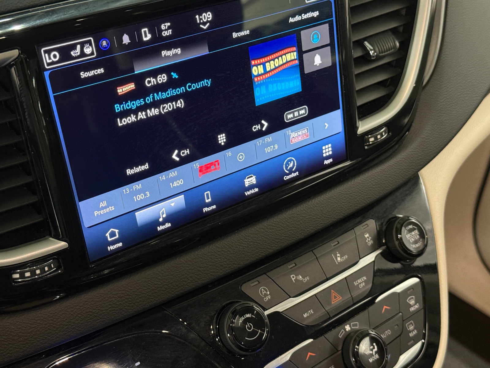 Thumbnail: 2023 Chrysler Pacifica - 3