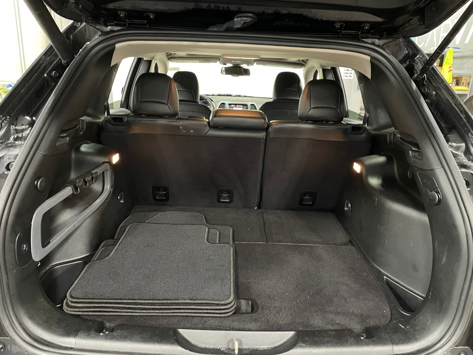 Thumbnail: 2018 Jeep Cherokee - 6