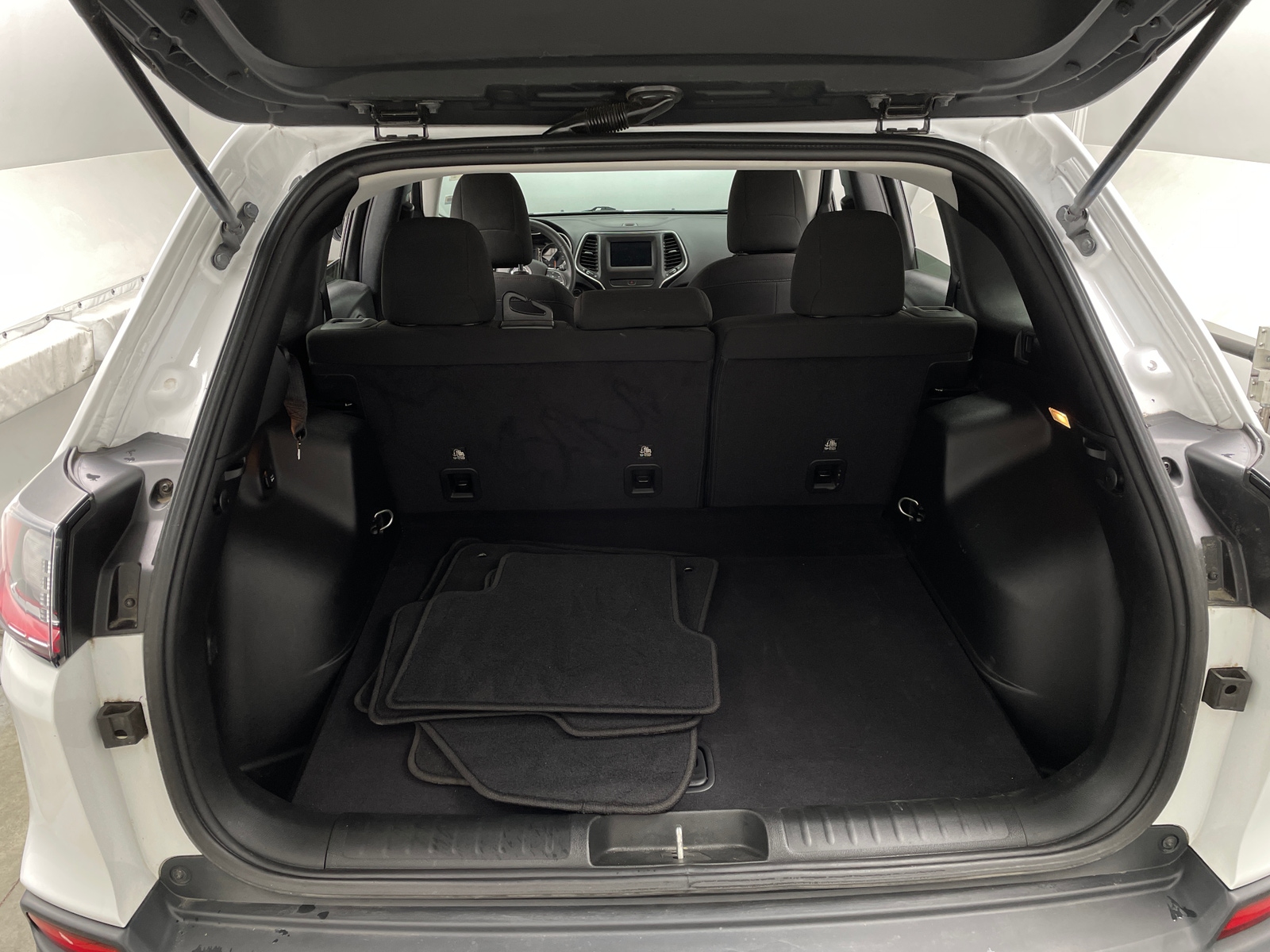 Thumbnail: 2019 Jeep Cherokee - 7