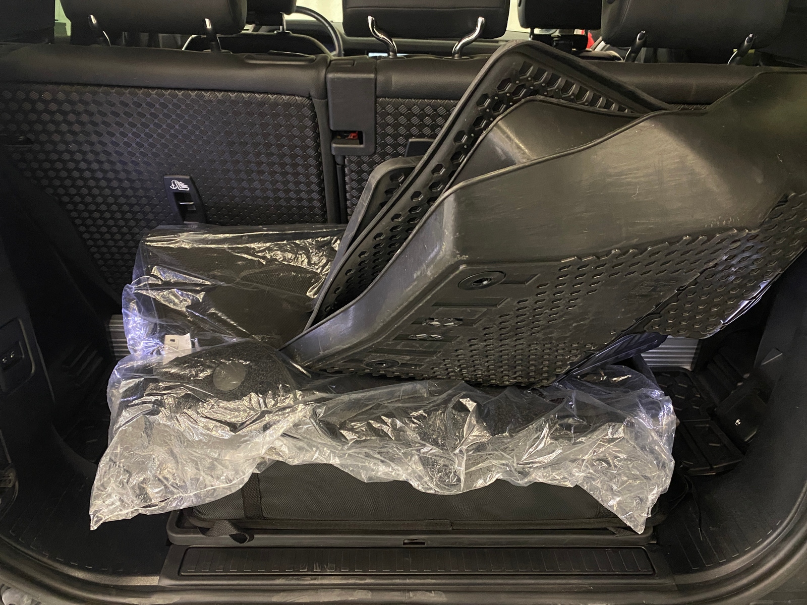 Thumbnail: 2023 Land Rover Defender - 6