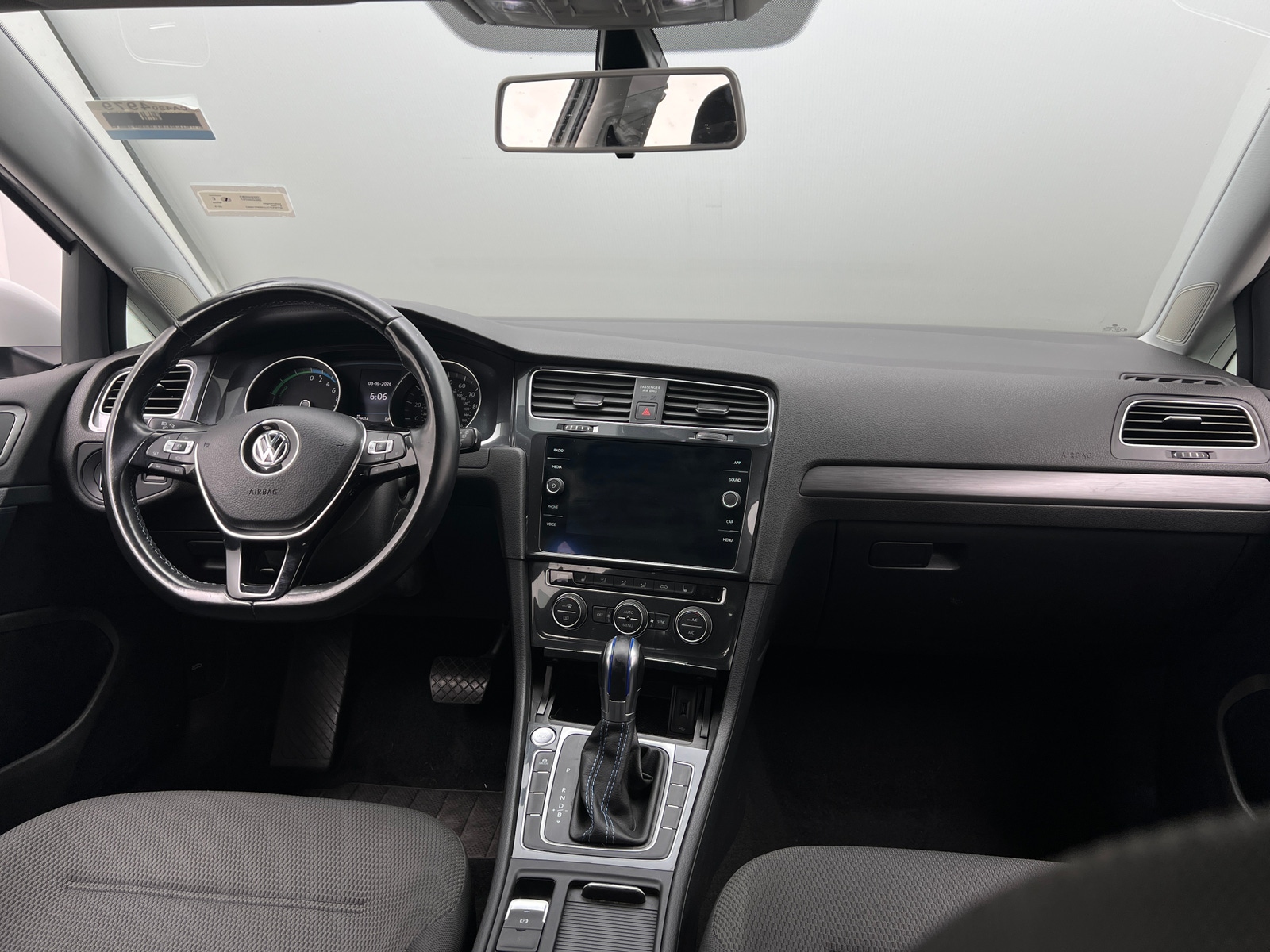 Thumbnail: 2019 Volkswagen e-Golf - 3