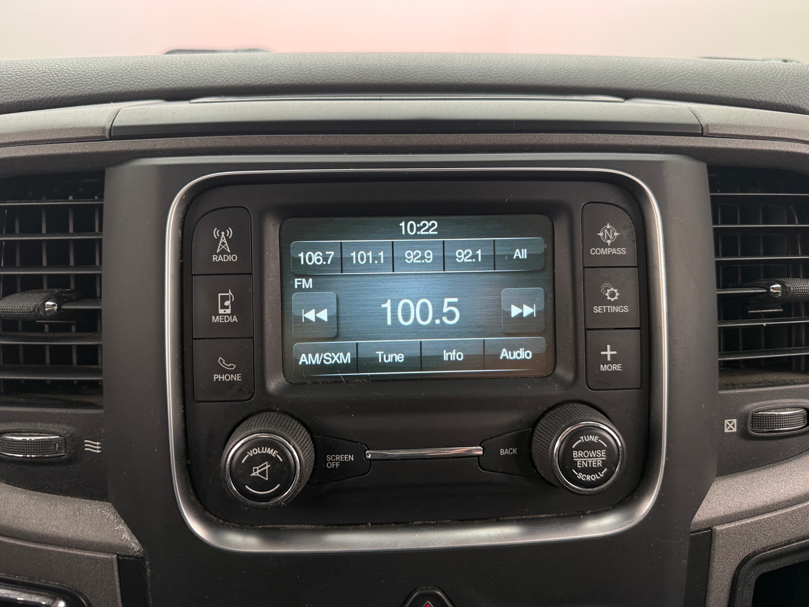 Thumbnail: 2019 RAM 1500 Classic - 4