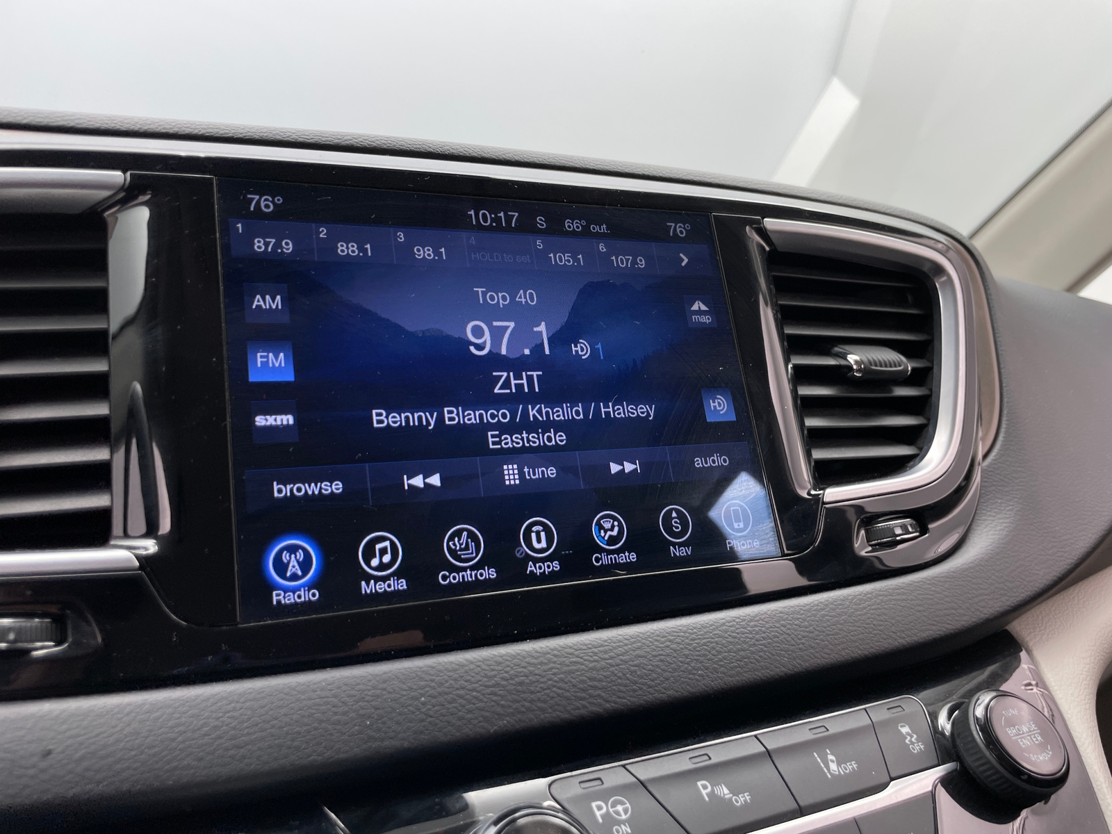 Thumbnail: 2017 Chrysler Pacifica - 3