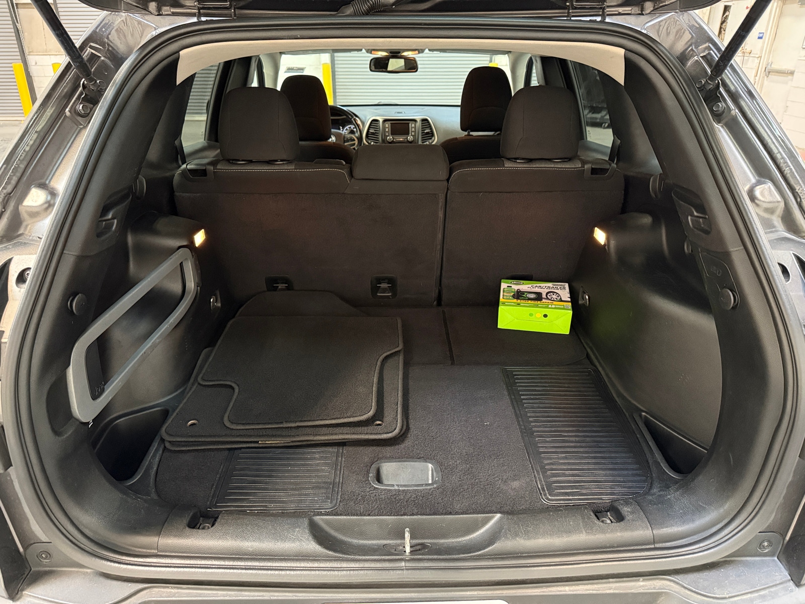 Thumbnail: 2018 Jeep Cherokee - 7