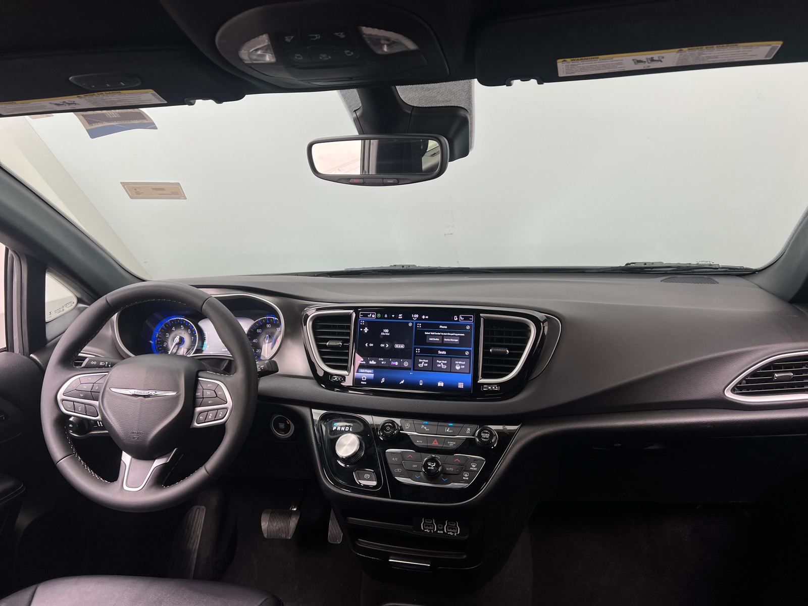 Thumbnail: 2025 Chrysler Pacifica - 3