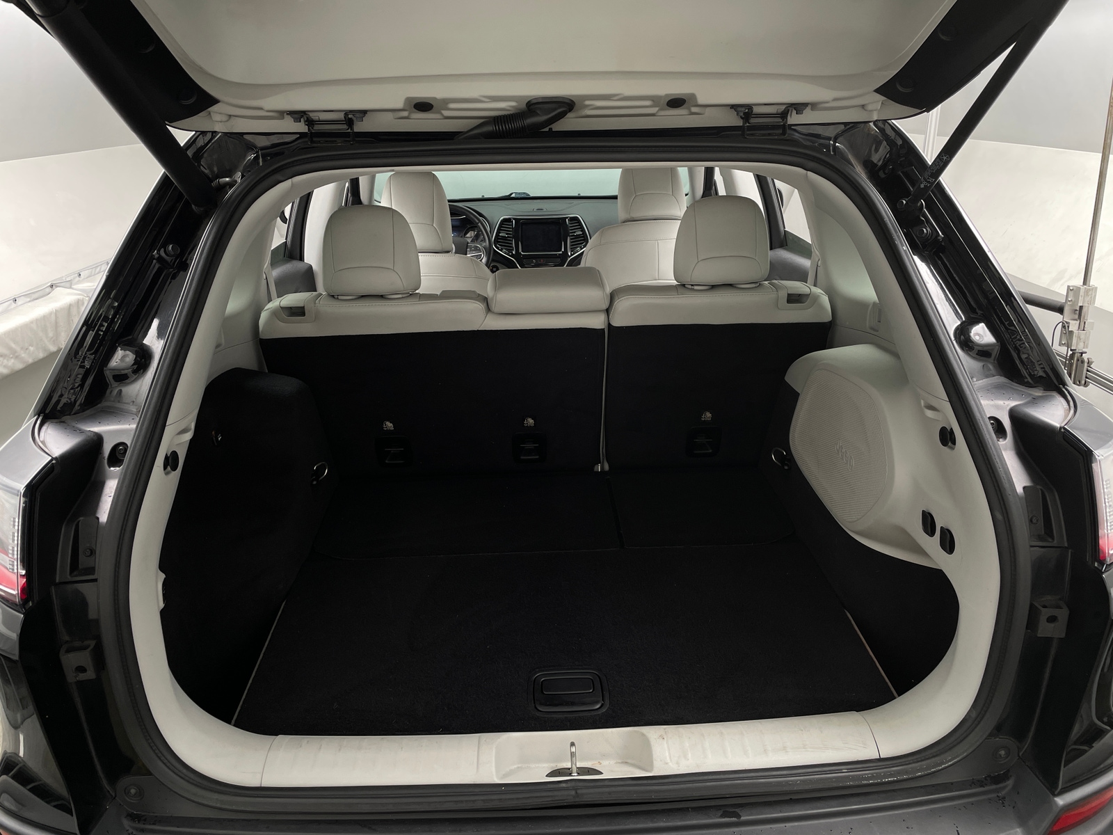 Thumbnail: 2019 Jeep Cherokee - 6