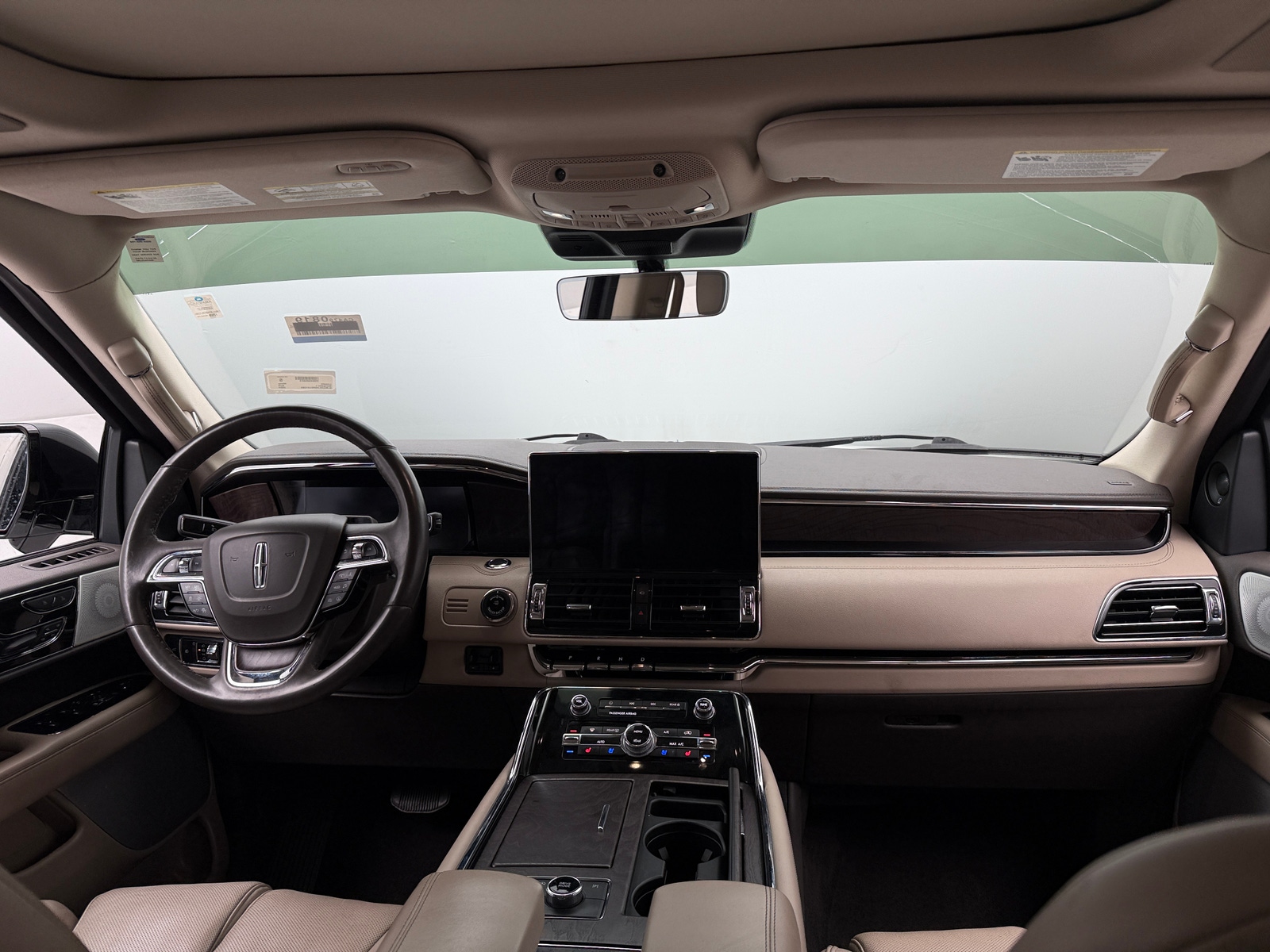 Thumbnail: 2024 Lincoln Navigator L - 2