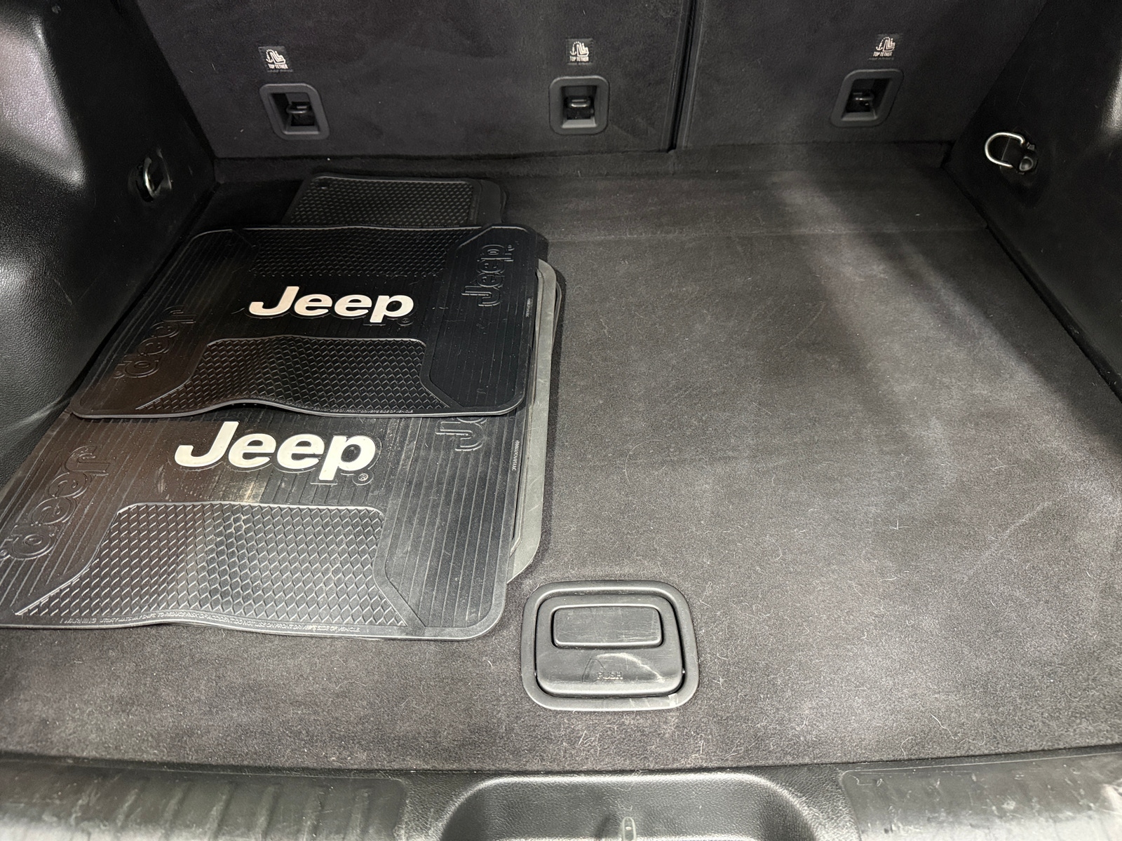 Thumbnail: 2019 Jeep Cherokee - 7