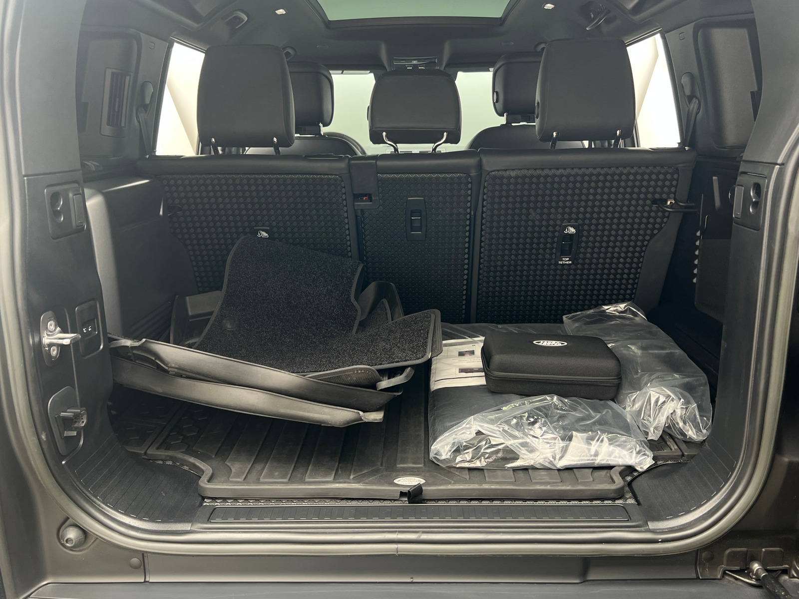 Thumbnail: 2023 Land Rover Defender - 6