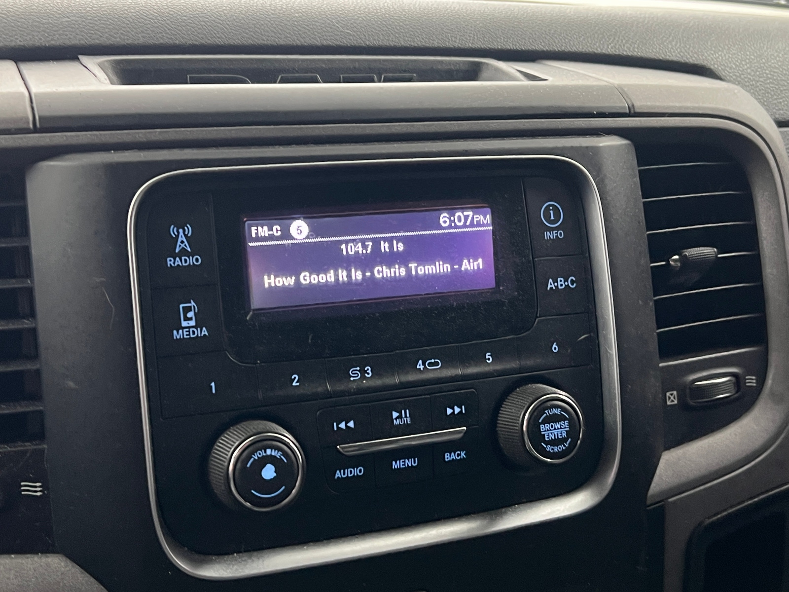 Thumbnail: 2020 RAM 1500 Classic - 3