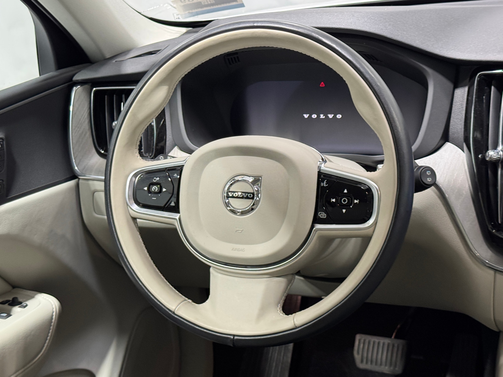 Thumbnail: 2023 Volvo XC60 - 4