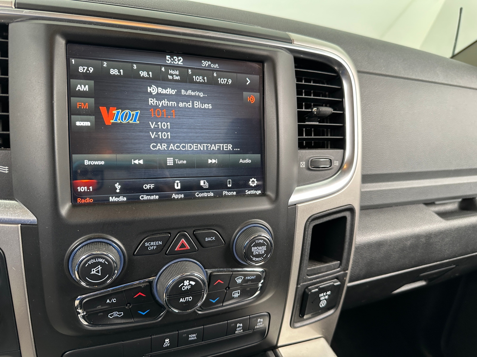 Thumbnail: 2019 RAM 1500 Classic - 4