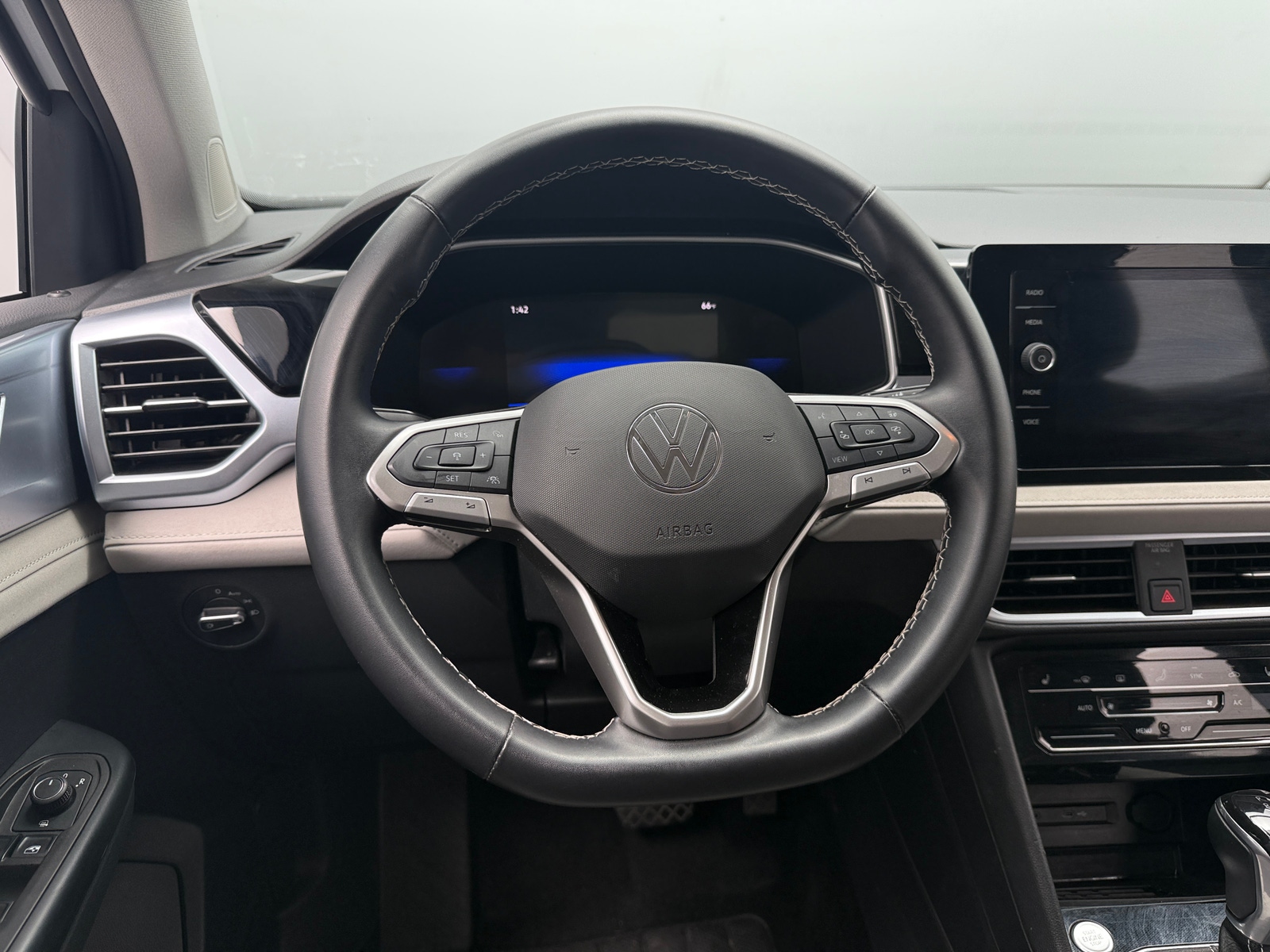 Thumbnail: 2025 Volkswagen Taos - 4