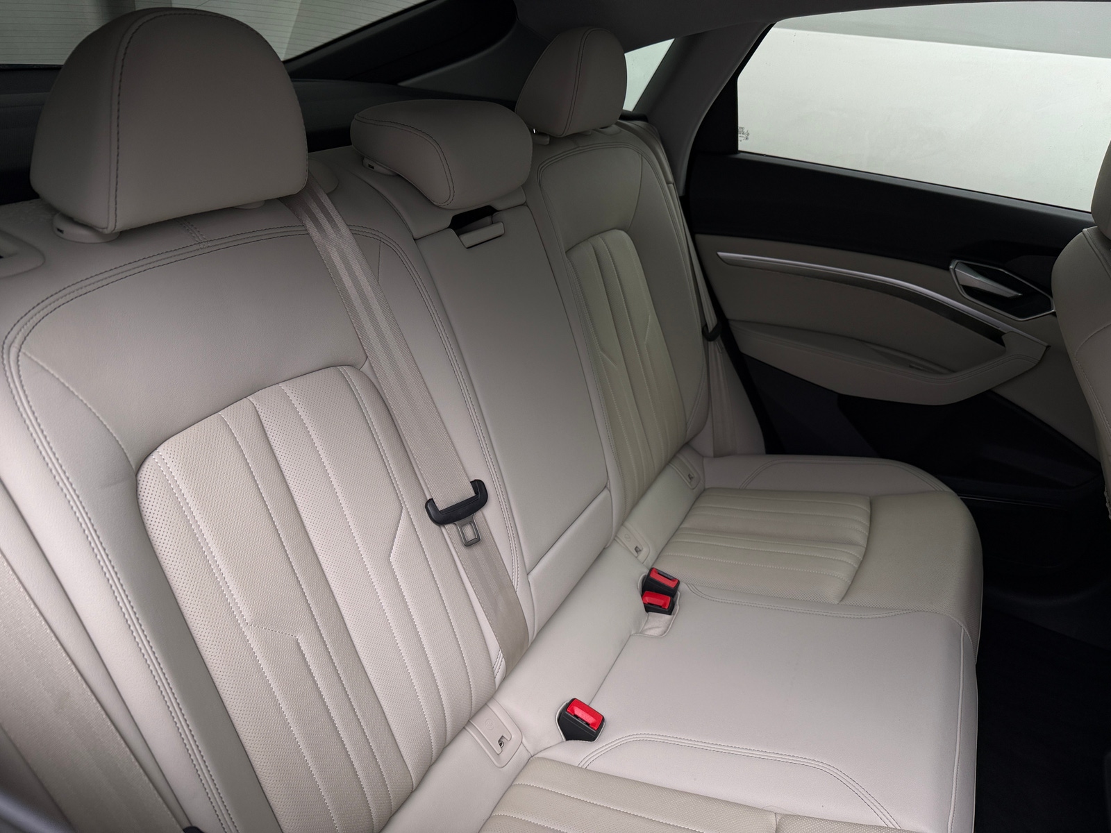 Thumbnail: 2021 Audi e-tron S - 5