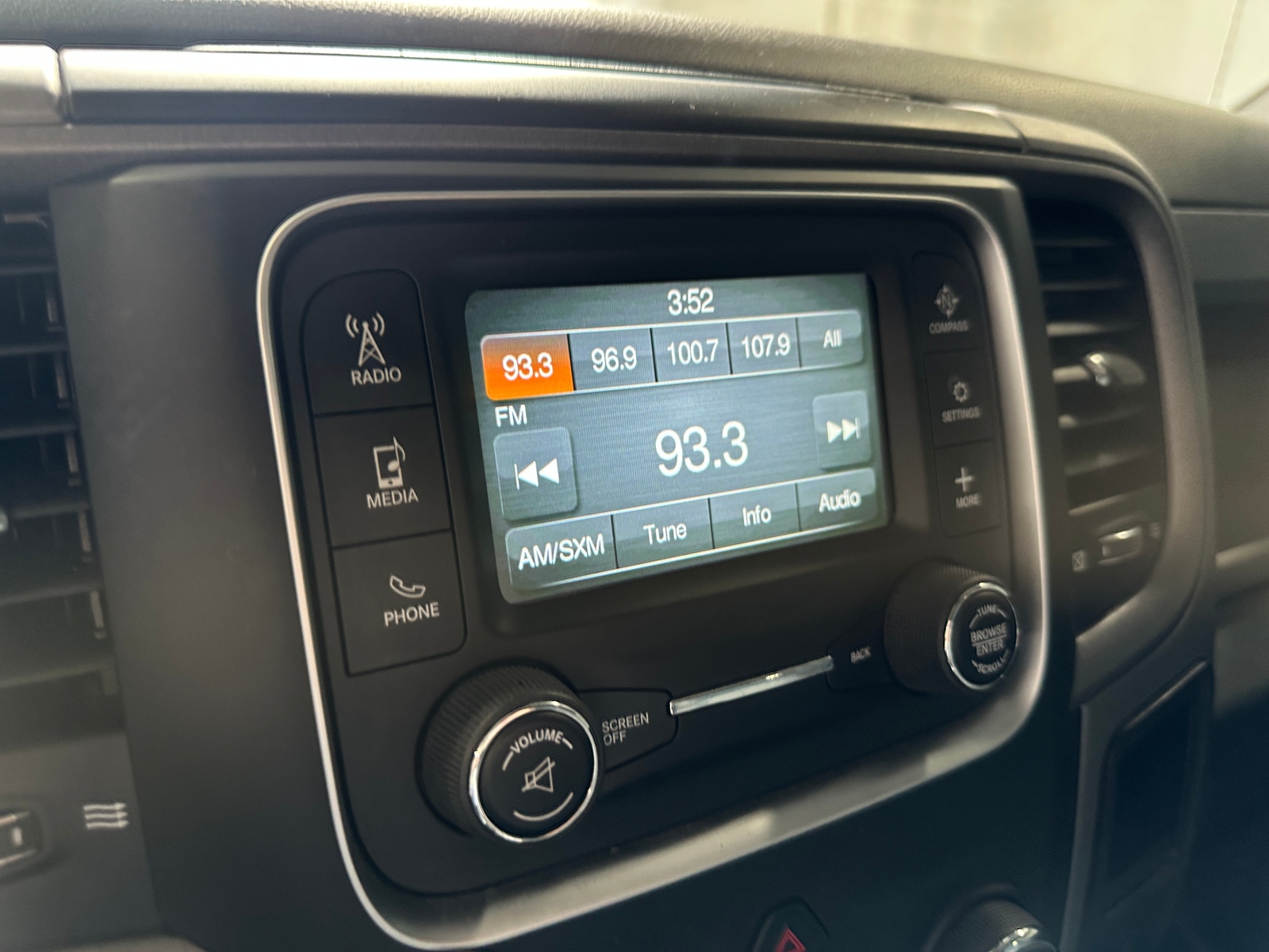 Thumbnail: 2020 RAM 1500 Classic - 4