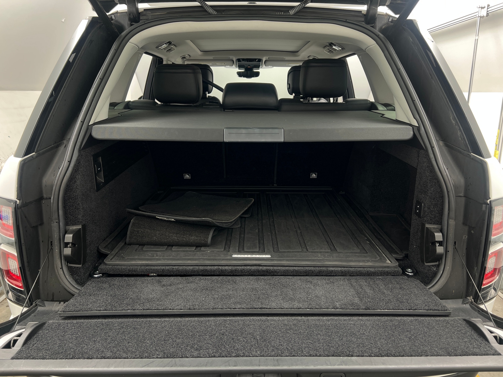 Thumbnail: 2020 Land Rover Range Rover - 6