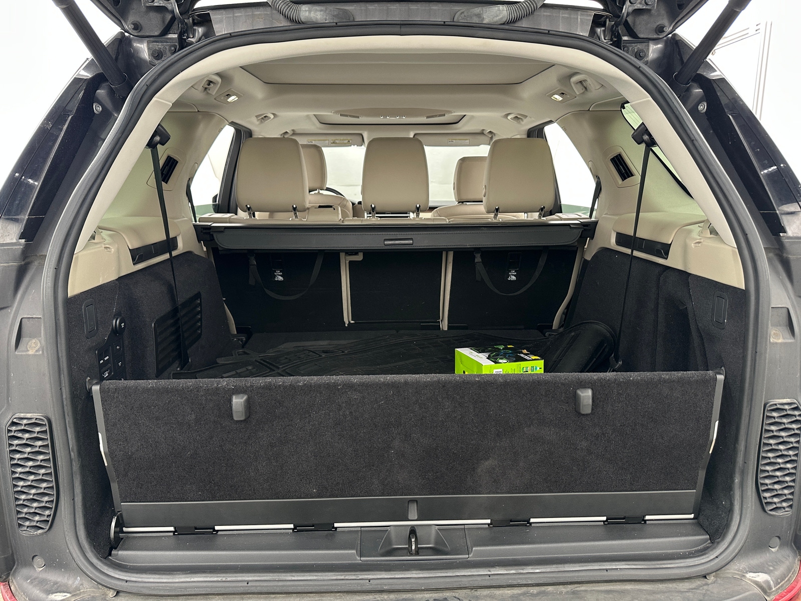 Thumbnail: 2019 Land Rover Discovery - 6