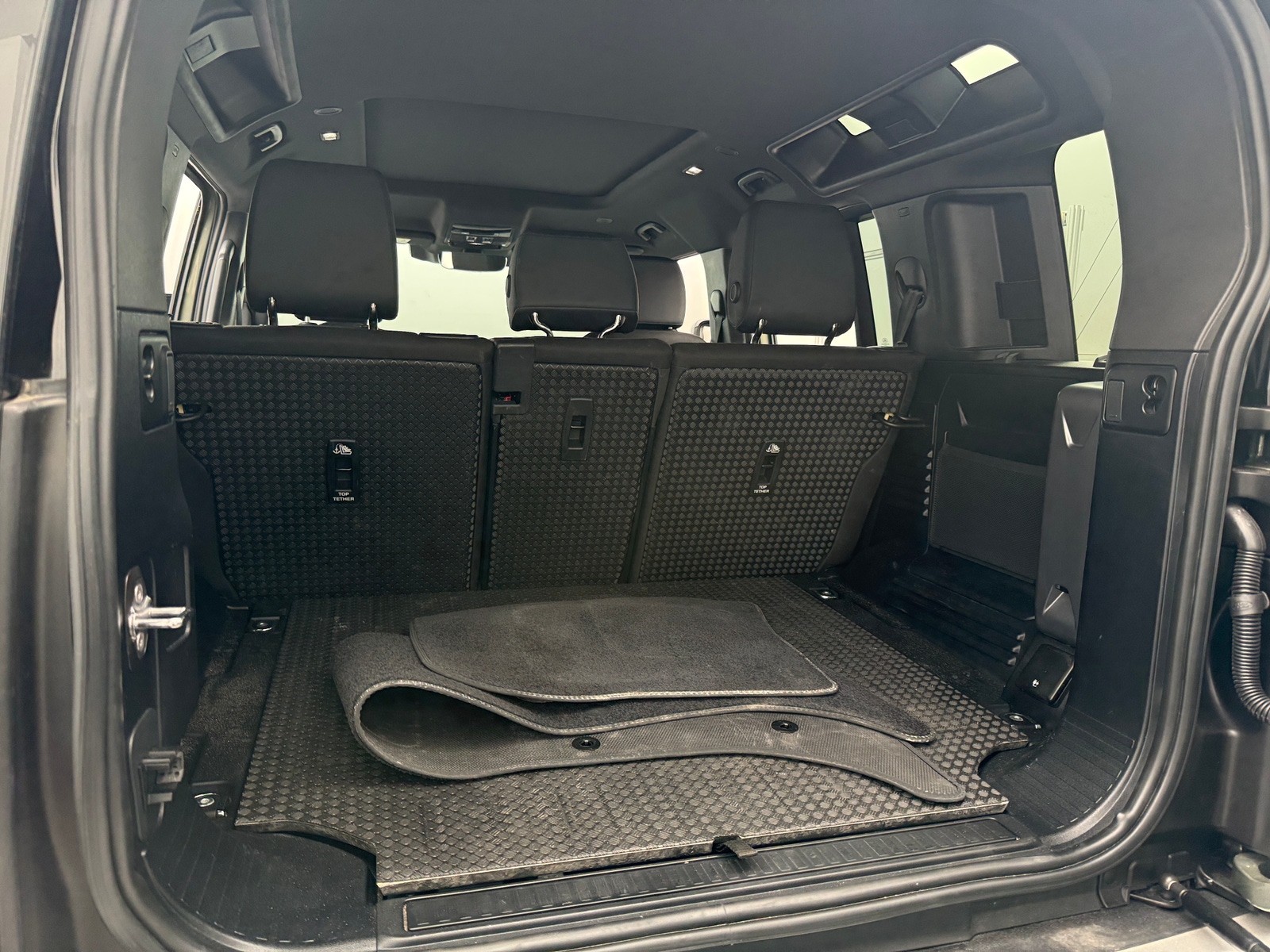 Thumbnail: 2025 Land Rover Defender - 6