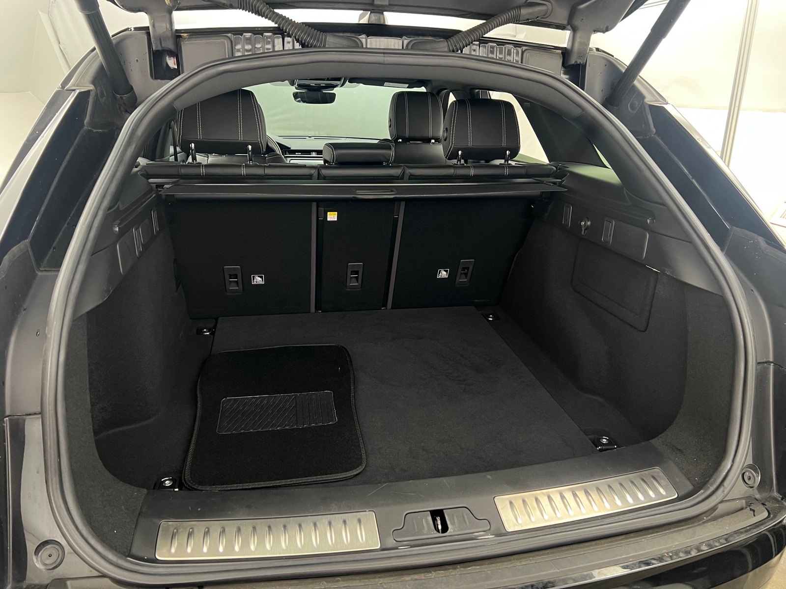 Thumbnail: 2020 Land Rover Range Rover Velar - 6