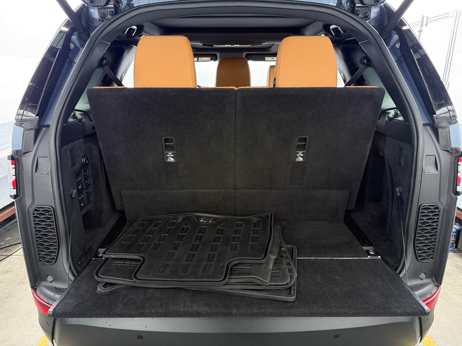 Thumbnail: 2020 Land Rover Discovery - 6