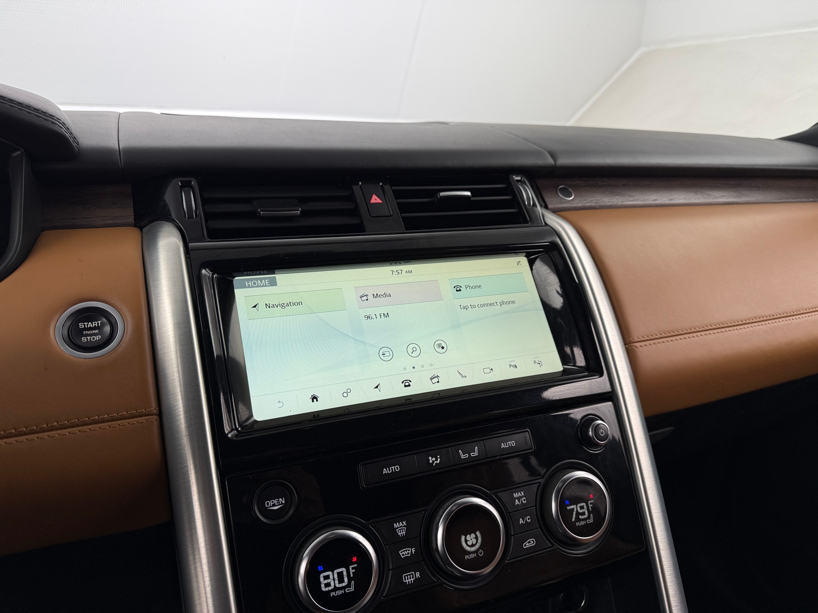 Thumbnail: 2020 Land Rover Discovery - 3