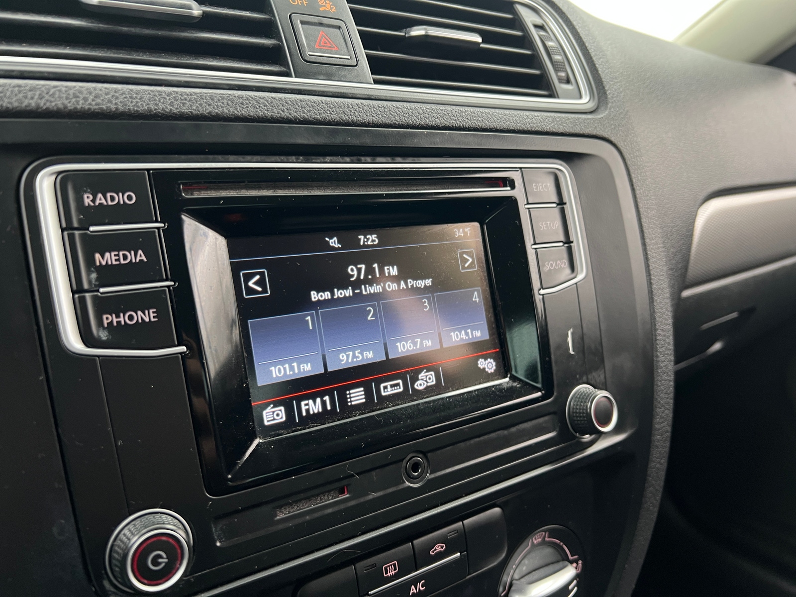 Thumbnail: 2017 Volkswagen Jetta - 4