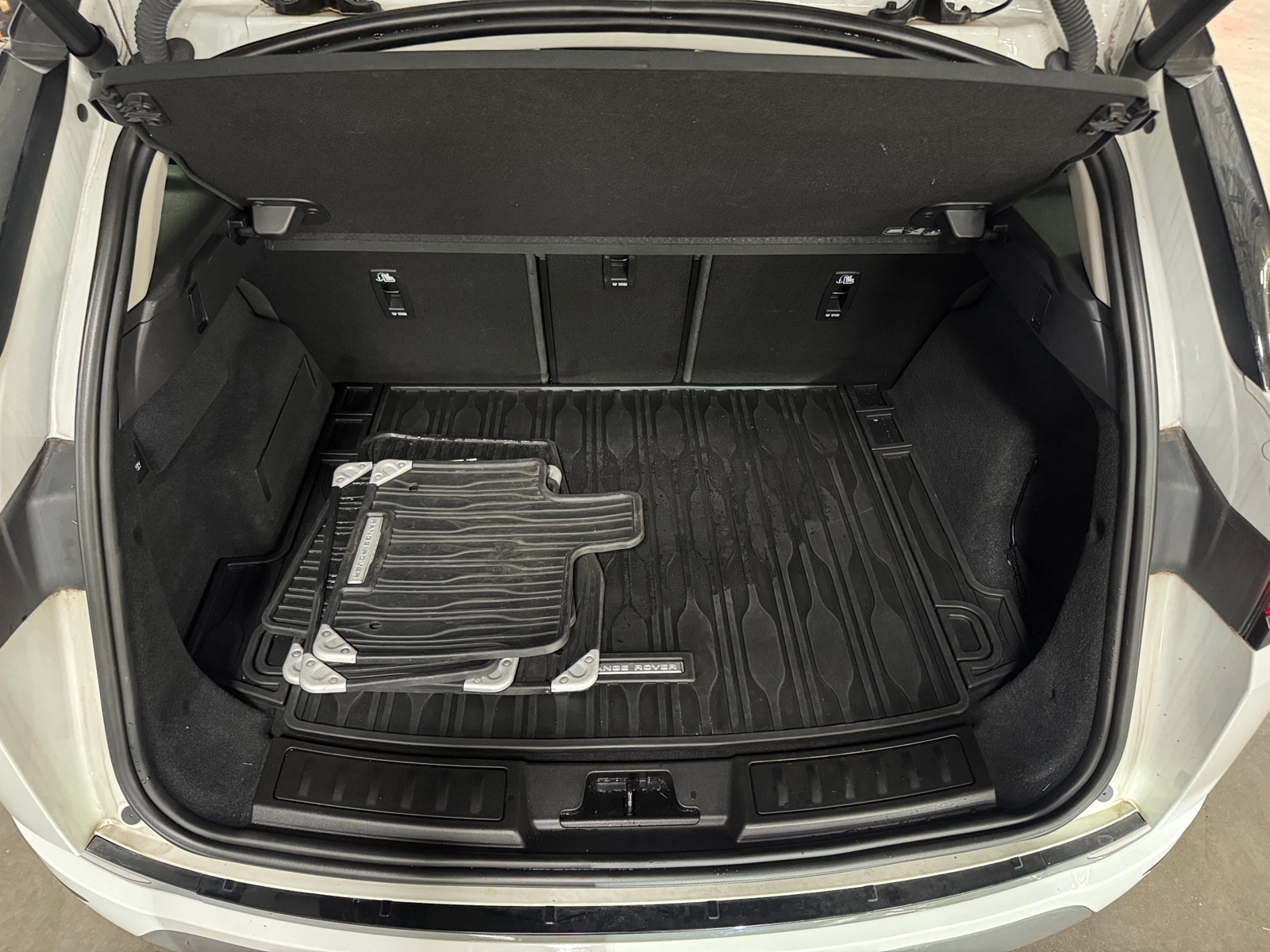 Thumbnail: 2020 Land Rover Range Rover Evoque - 6