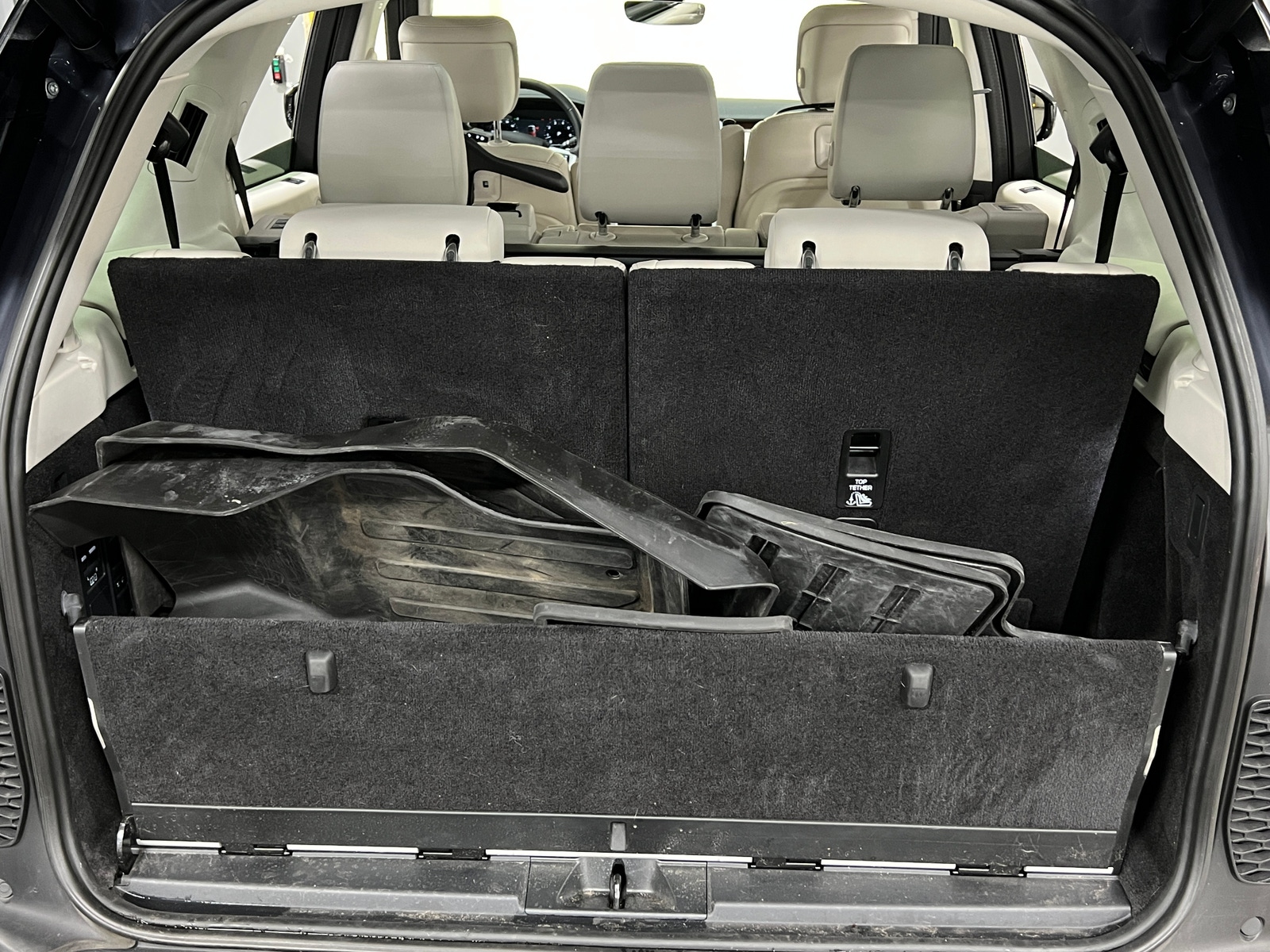 Thumbnail: 2024 Land Rover Discovery - 6