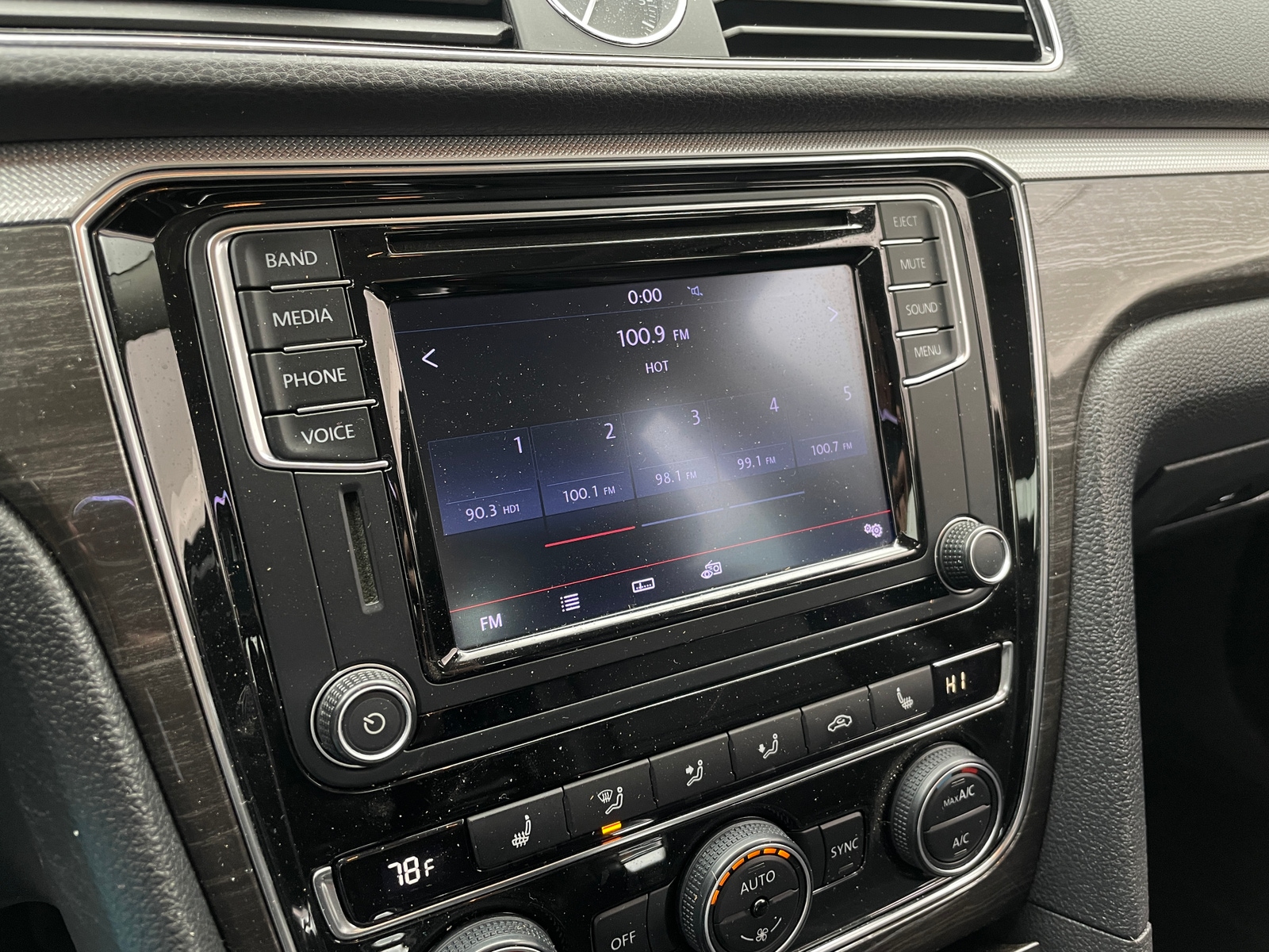 Thumbnail: 2016 Volkswagen Passat - 3