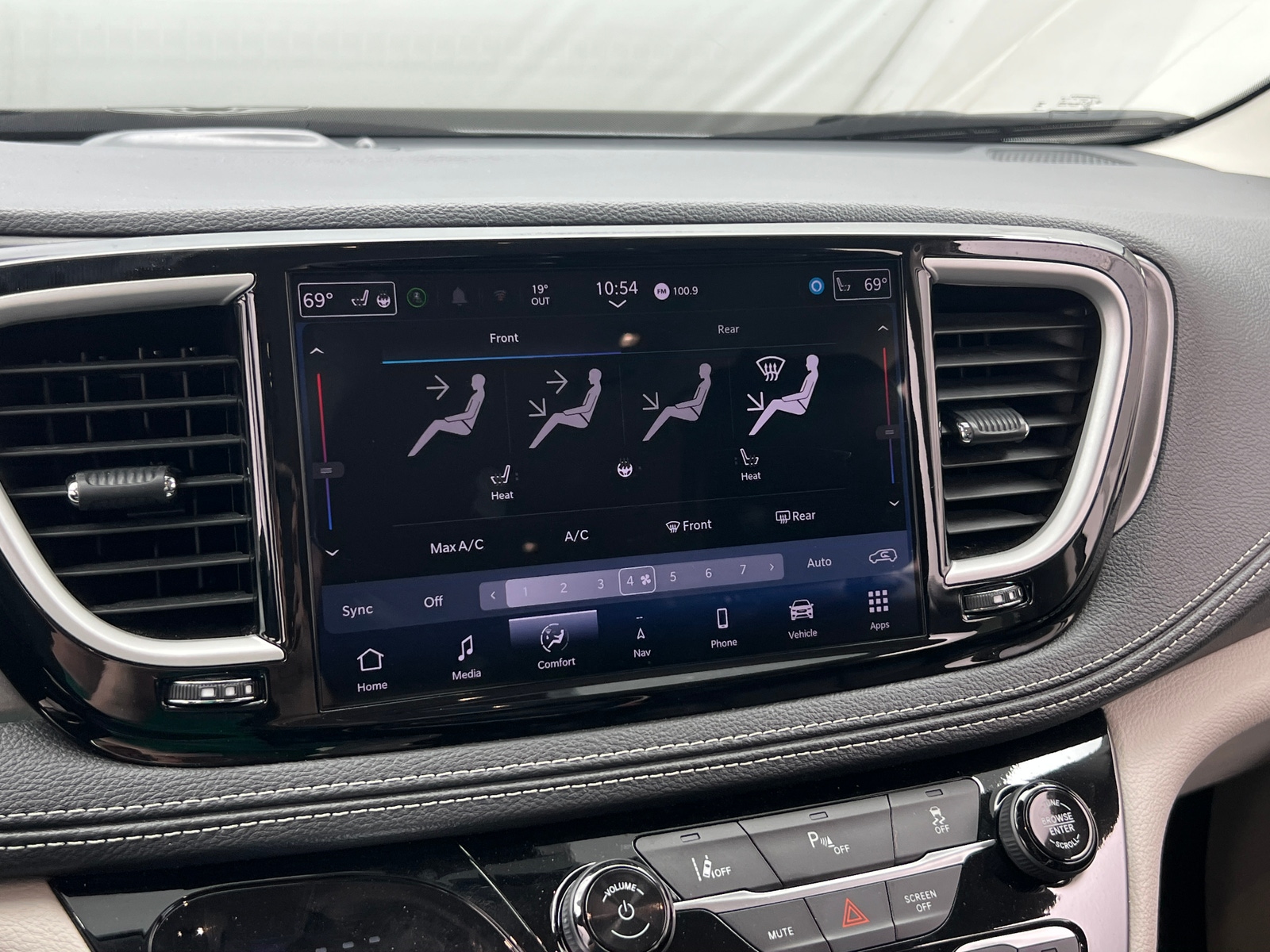 Thumbnail: 2024 Chrysler Pacifica - 3