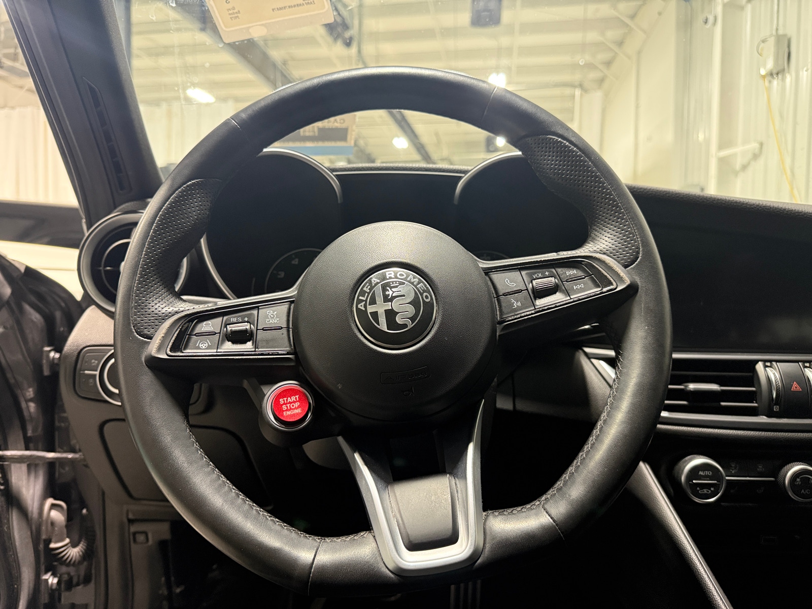 Thumbnail: 2022 Alfa Romeo Giulia - 4