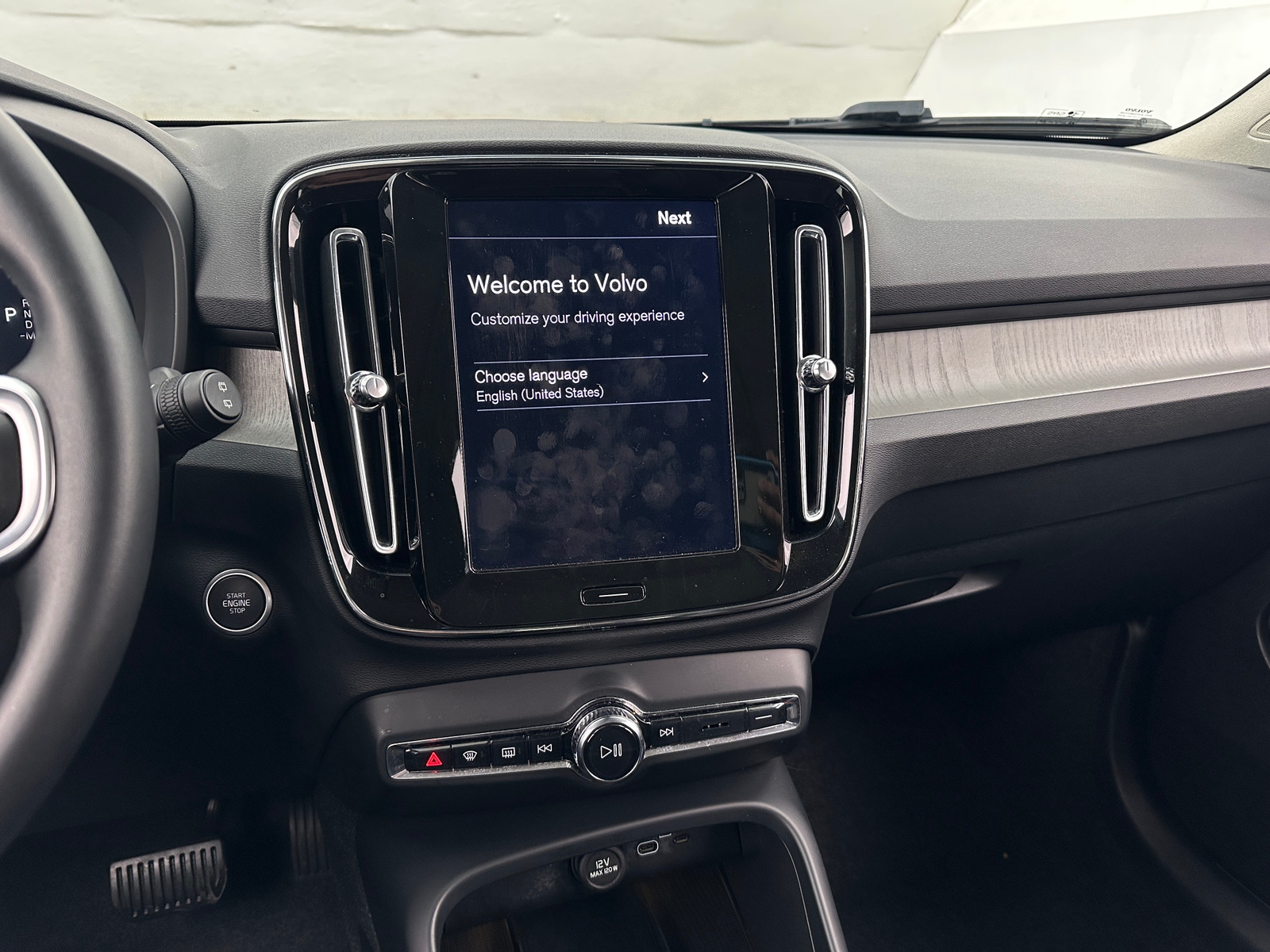 Thumbnail: 2025 Volvo XC40 - 4