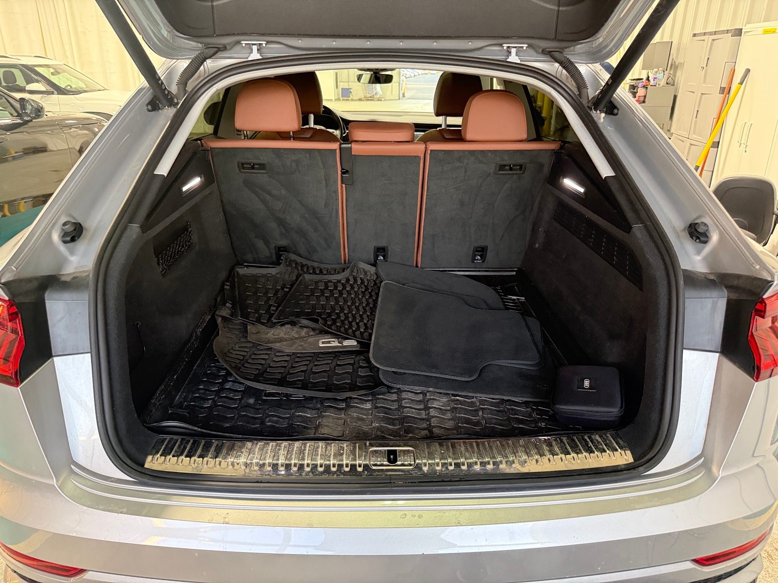 Thumbnail: 2022 Audi Q8 - 6