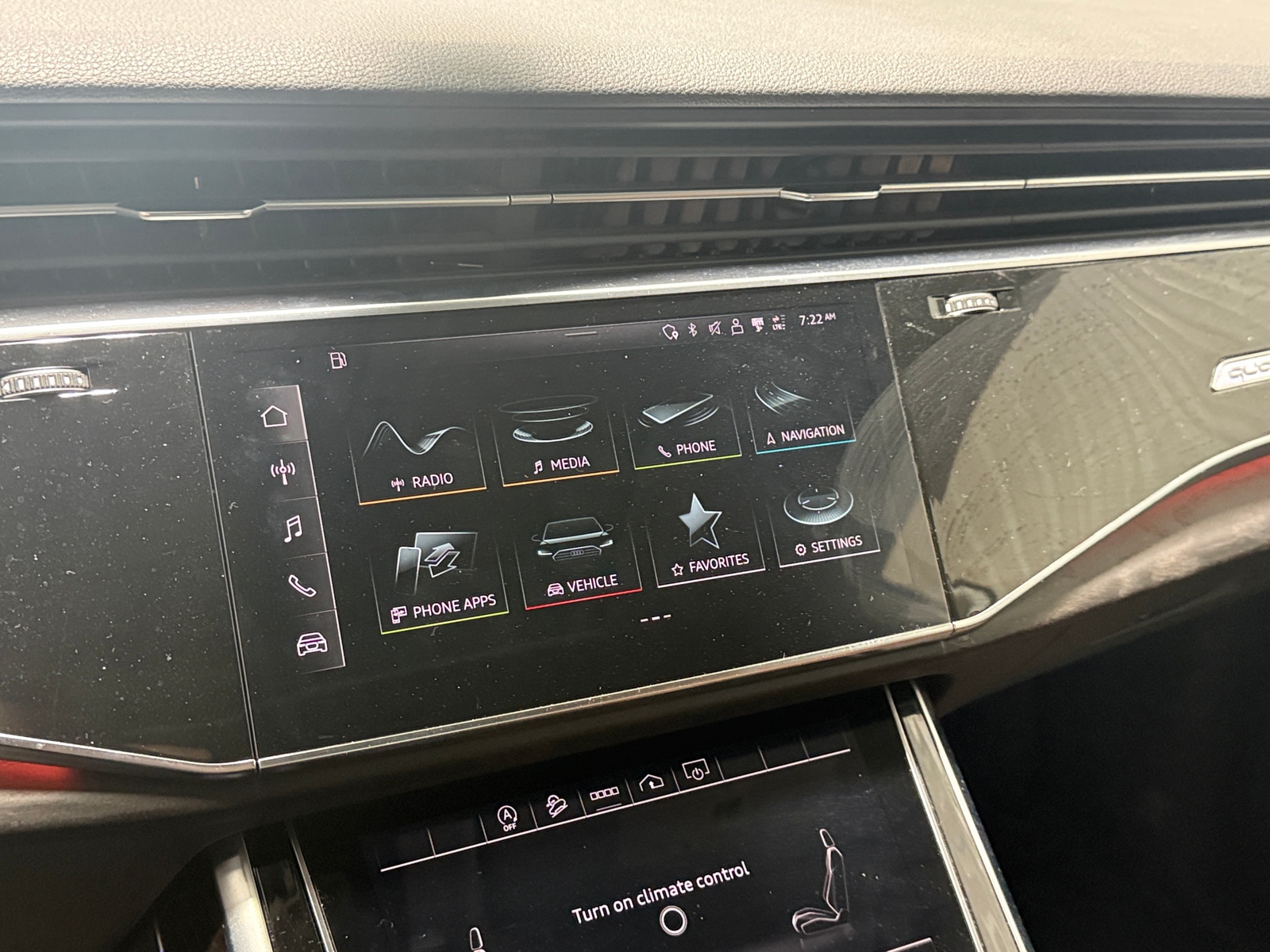 Thumbnail: 2022 Audi Q8 - 3